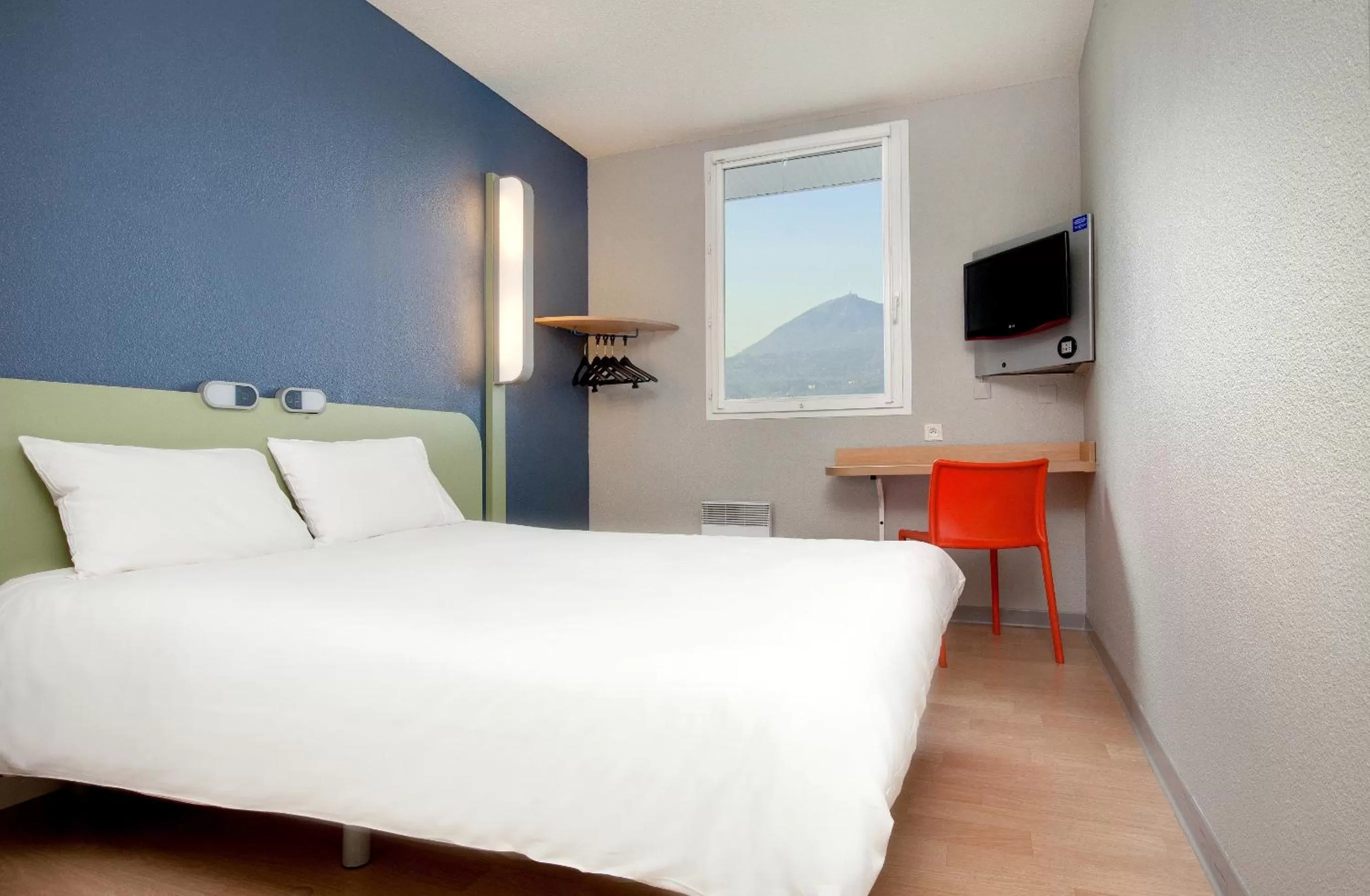 Photo of the whole room, Bed in ibis budget Clermont Ferrand Nord Riom