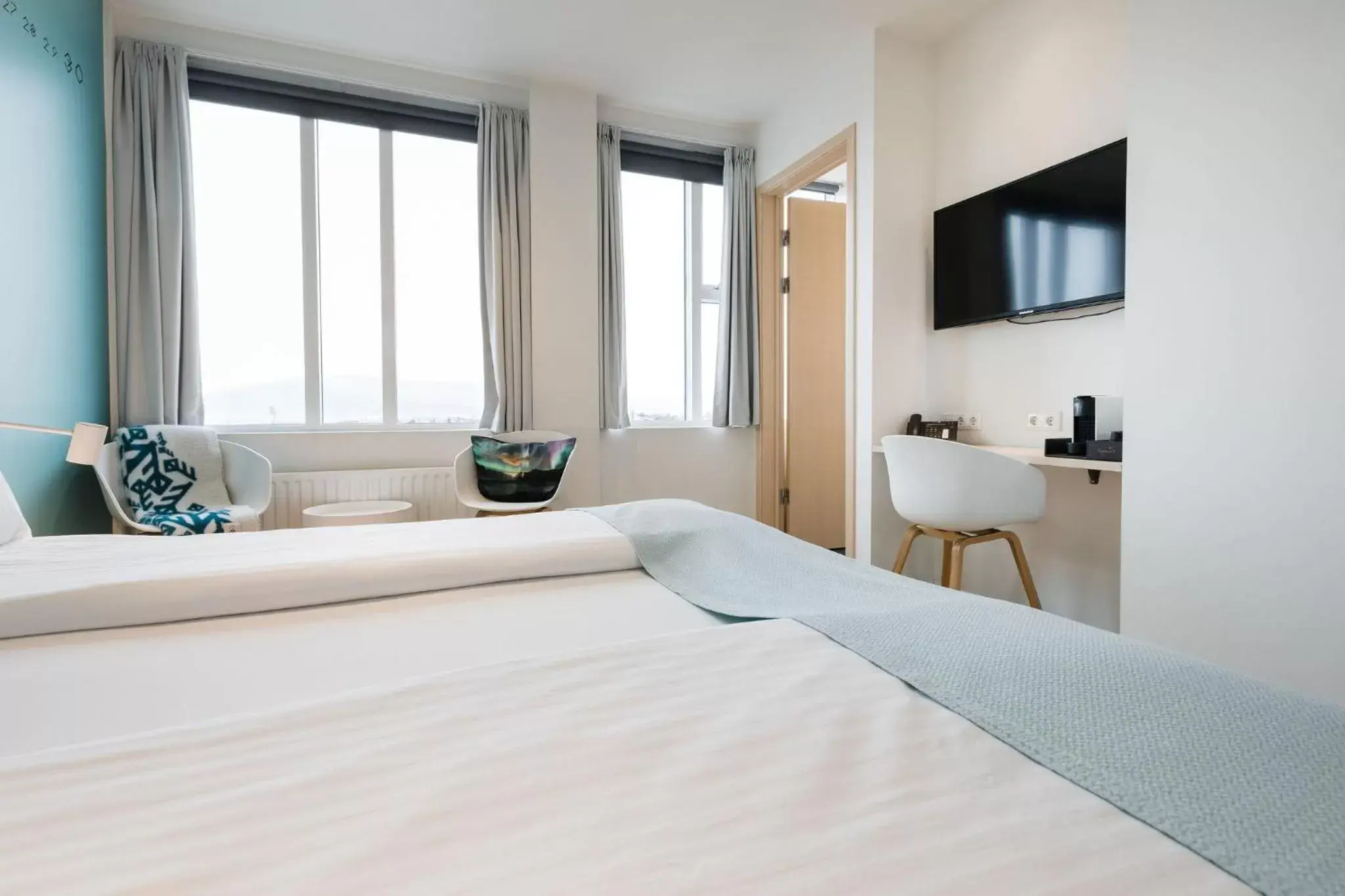TV and multimedia, Bed in Reykjavik Lights Hotel by Keahotels