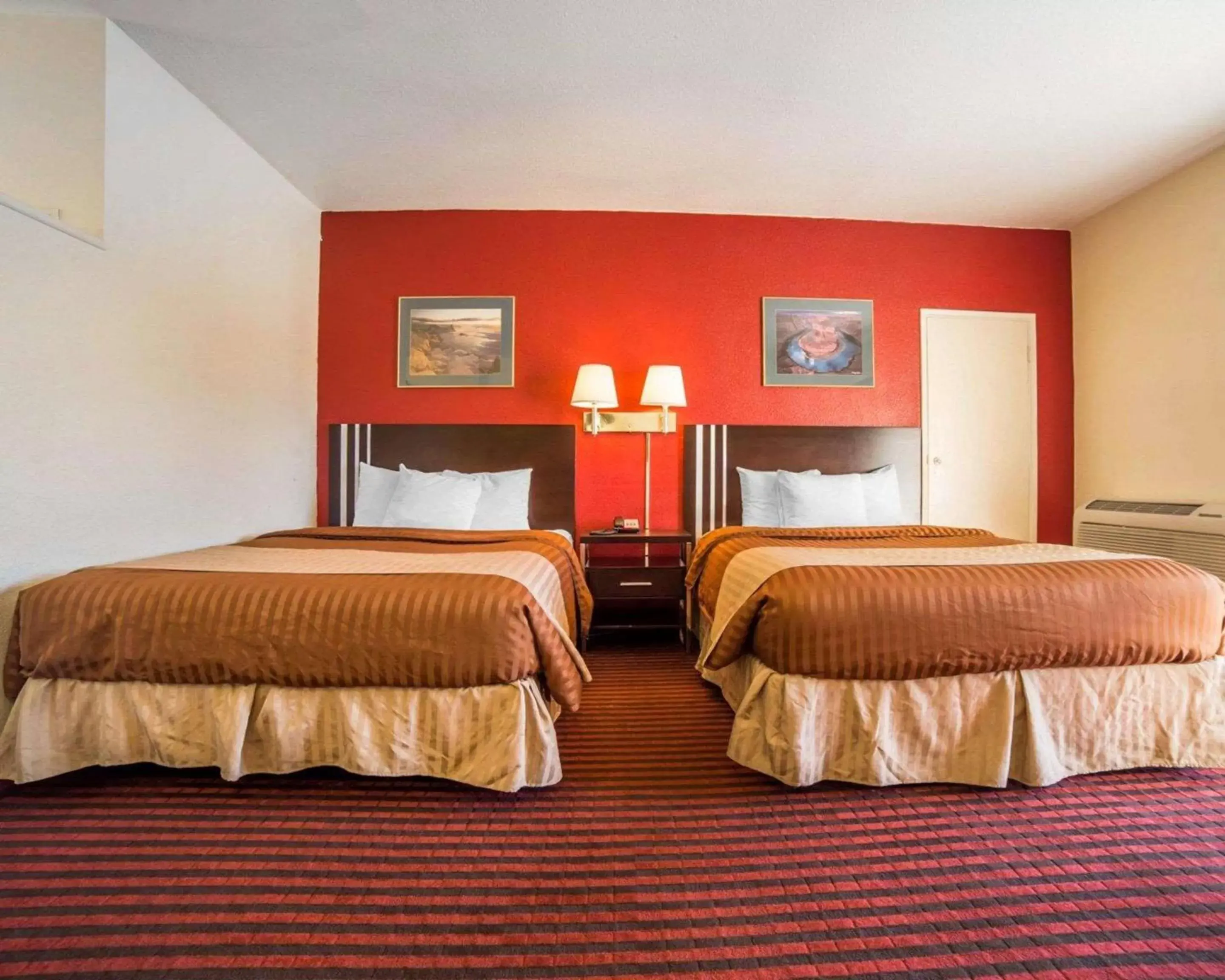 Photo of the whole room, Bed in Rodeway Inn at Lake Powell