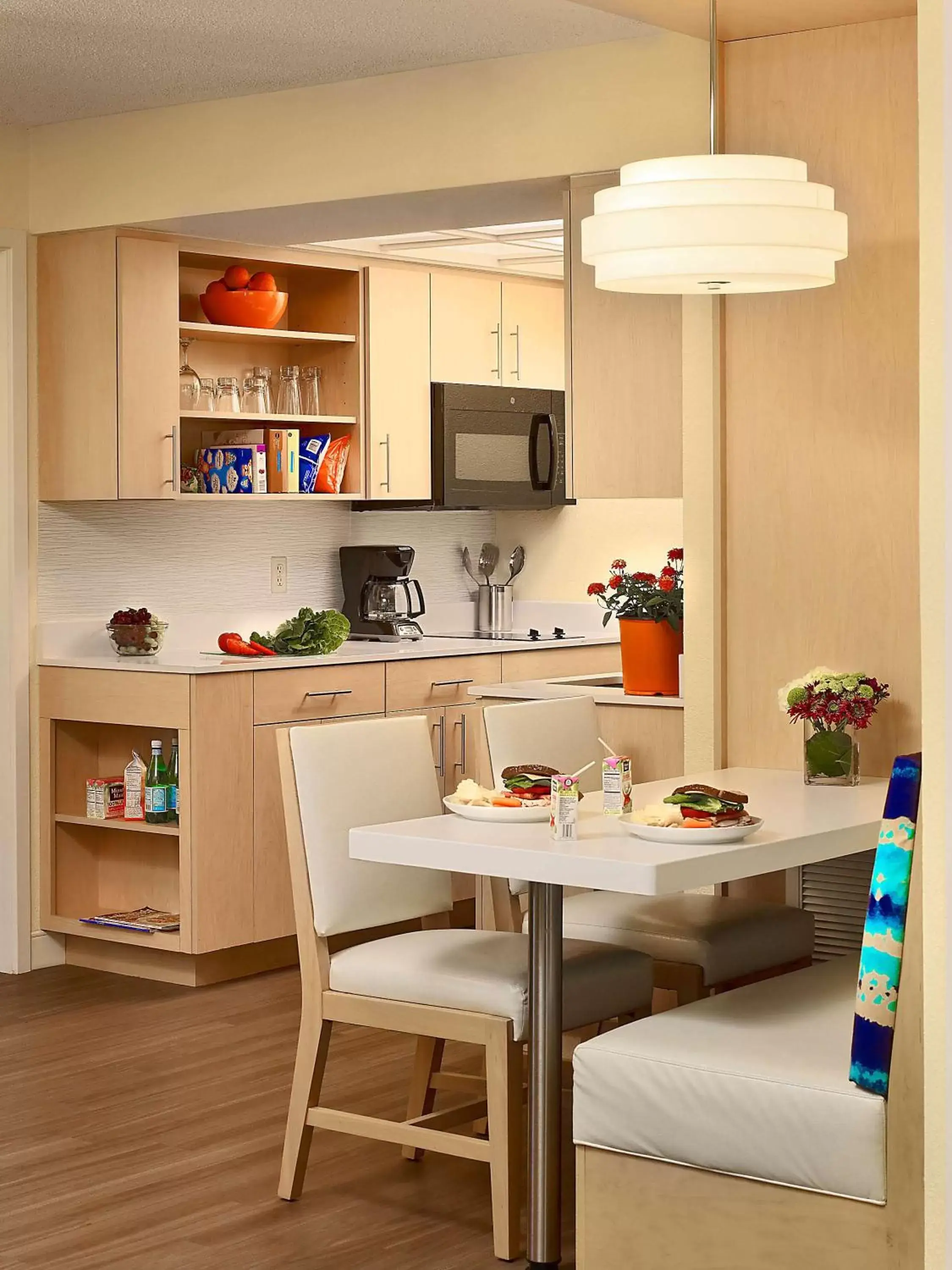 Photo of the whole room, Kitchen/Kitchenette in Sonesta ES Suites Flagstaff