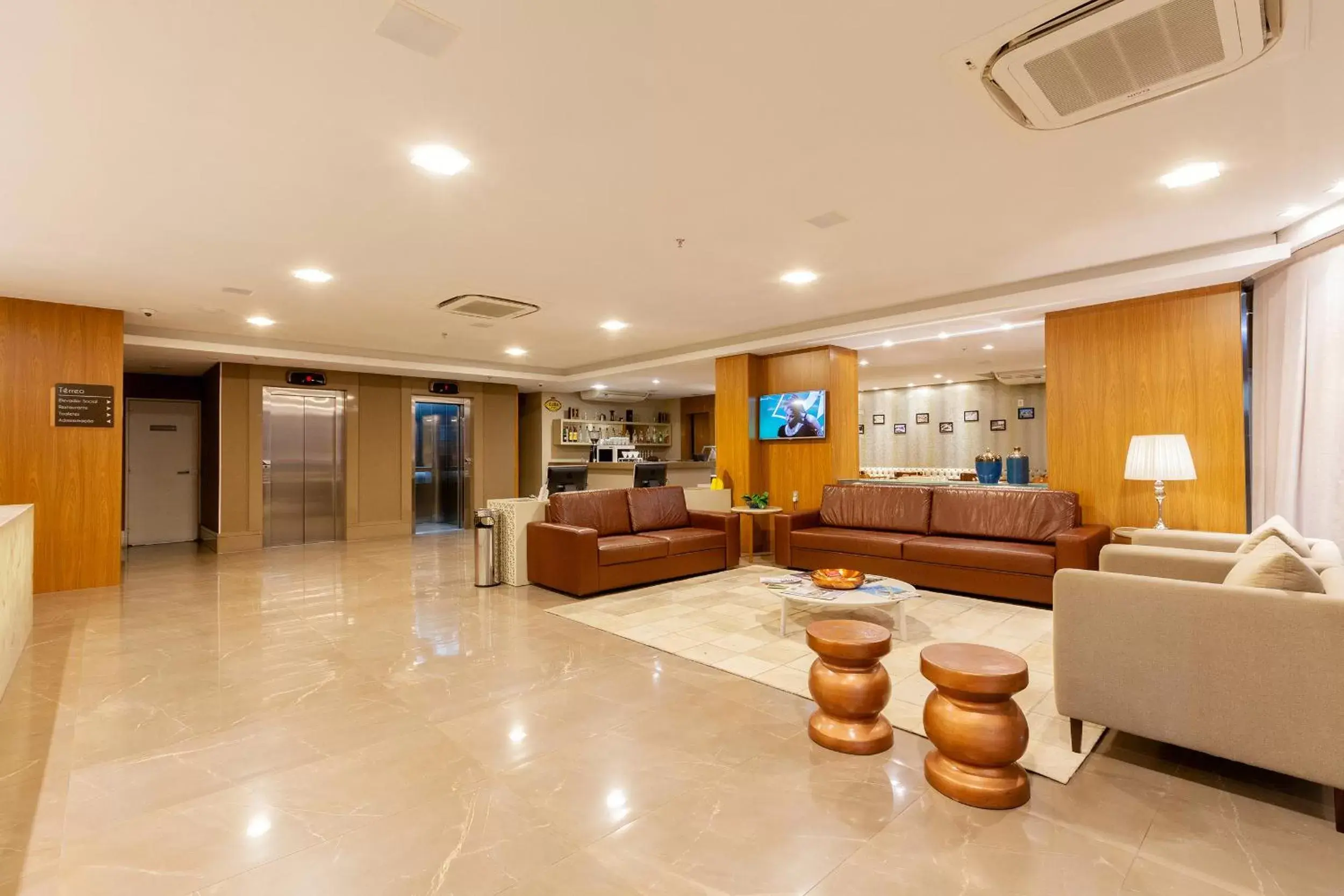 Communal lounge/ TV room, Lobby/Reception in Tri Hotel Executive Brusque