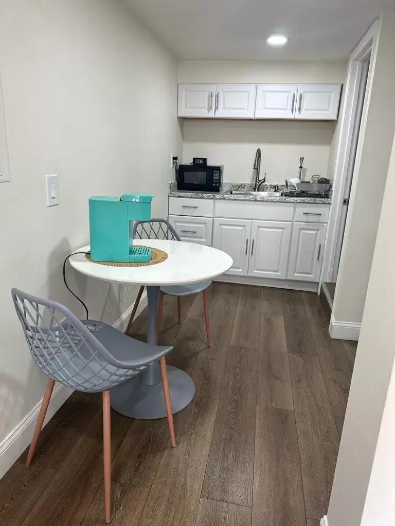 Kitchen/Kitchenette in Seaside Sands Inn