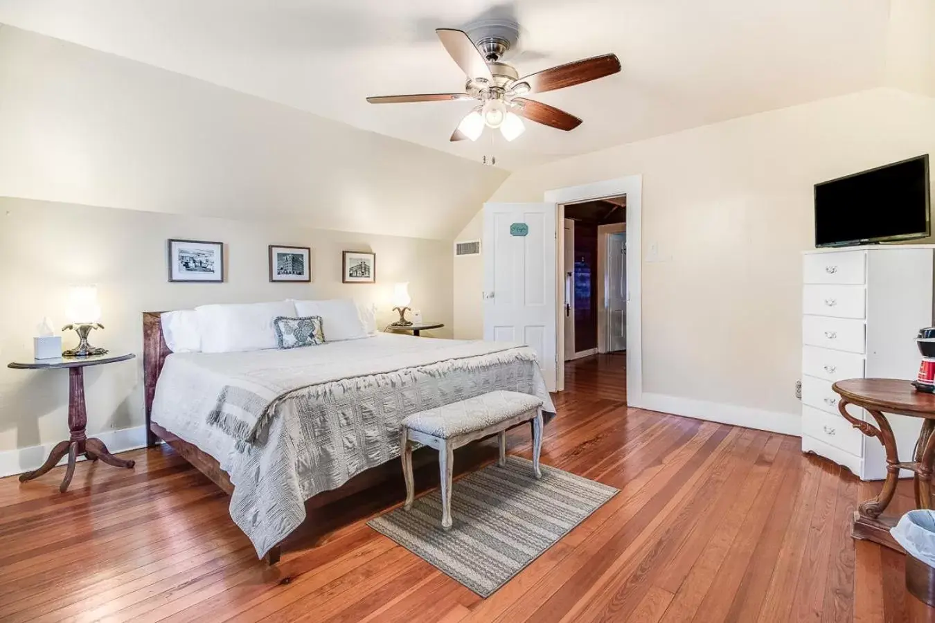 Photo of the whole room, Bed in T'Frere's Bed & Breakfast