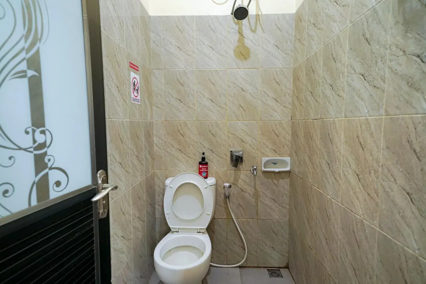 Bathroom in RedDoorz near Exit Toll Sirkuit Sentul