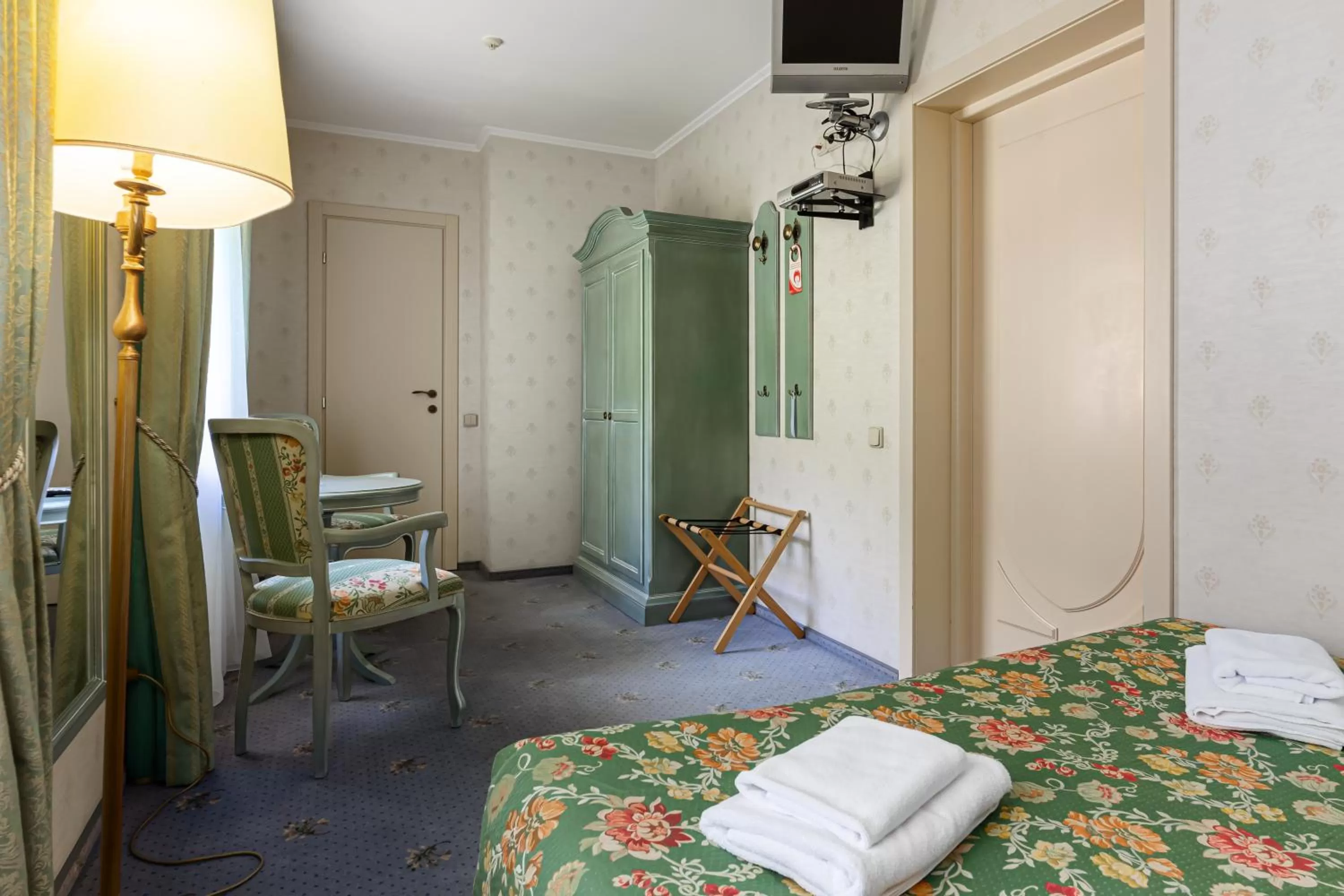 Photo of the whole room, Bed in Edelweiss