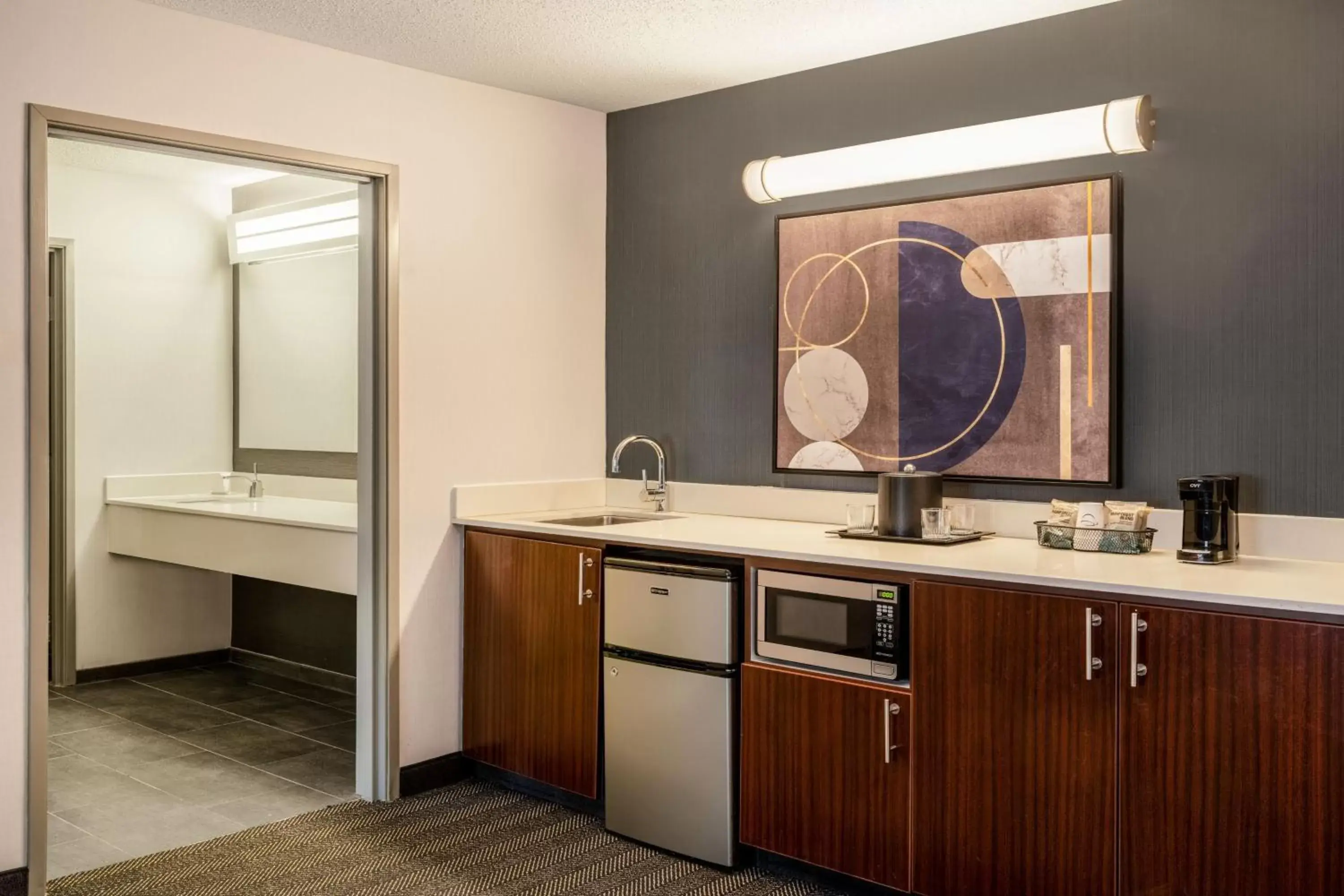Bedroom, Kitchen/Kitchenette in Courtyard by Marriott Colorado Springs South
