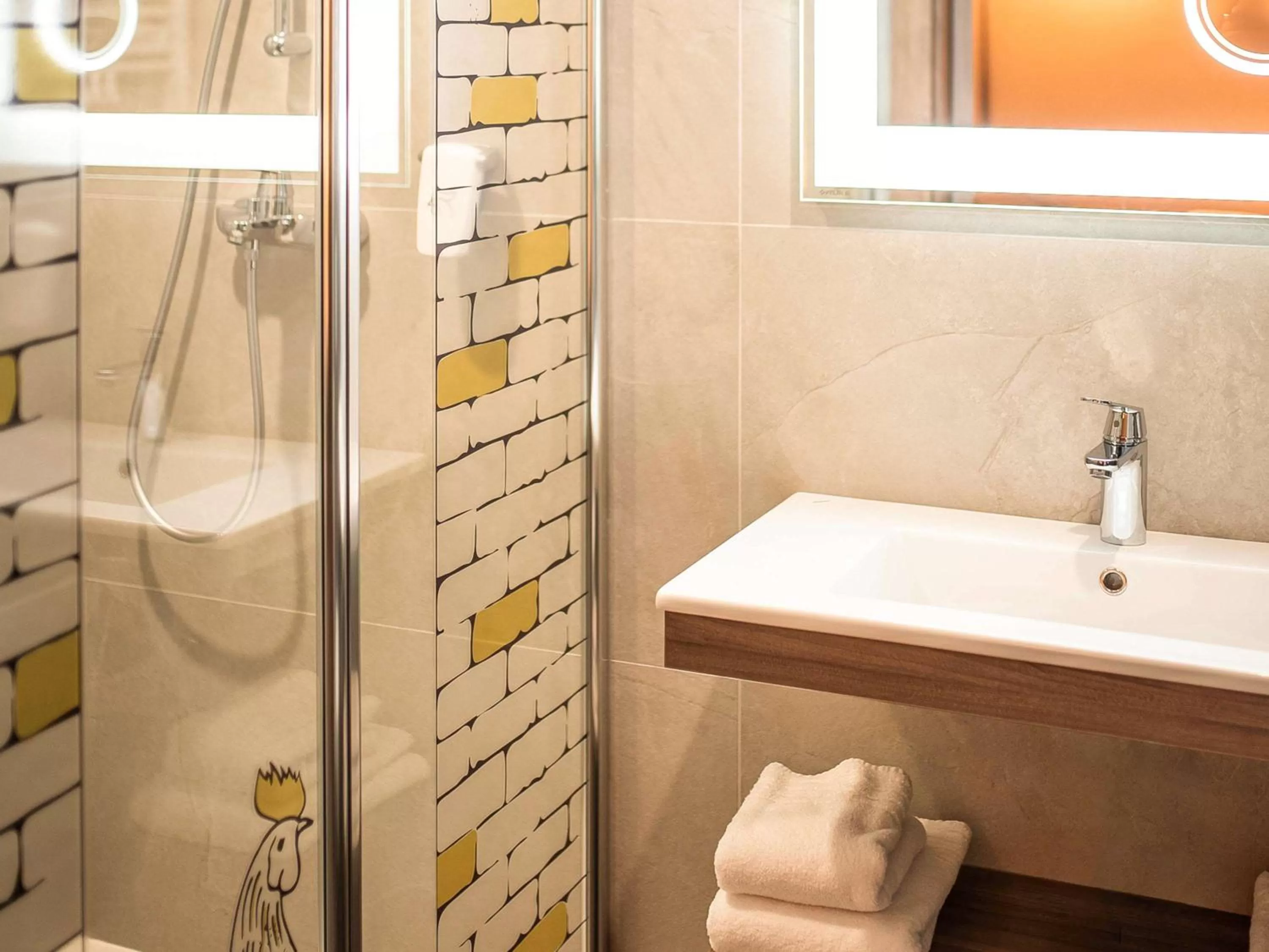 Photo of the whole room in ibis Styles Lublin Stare Miasto