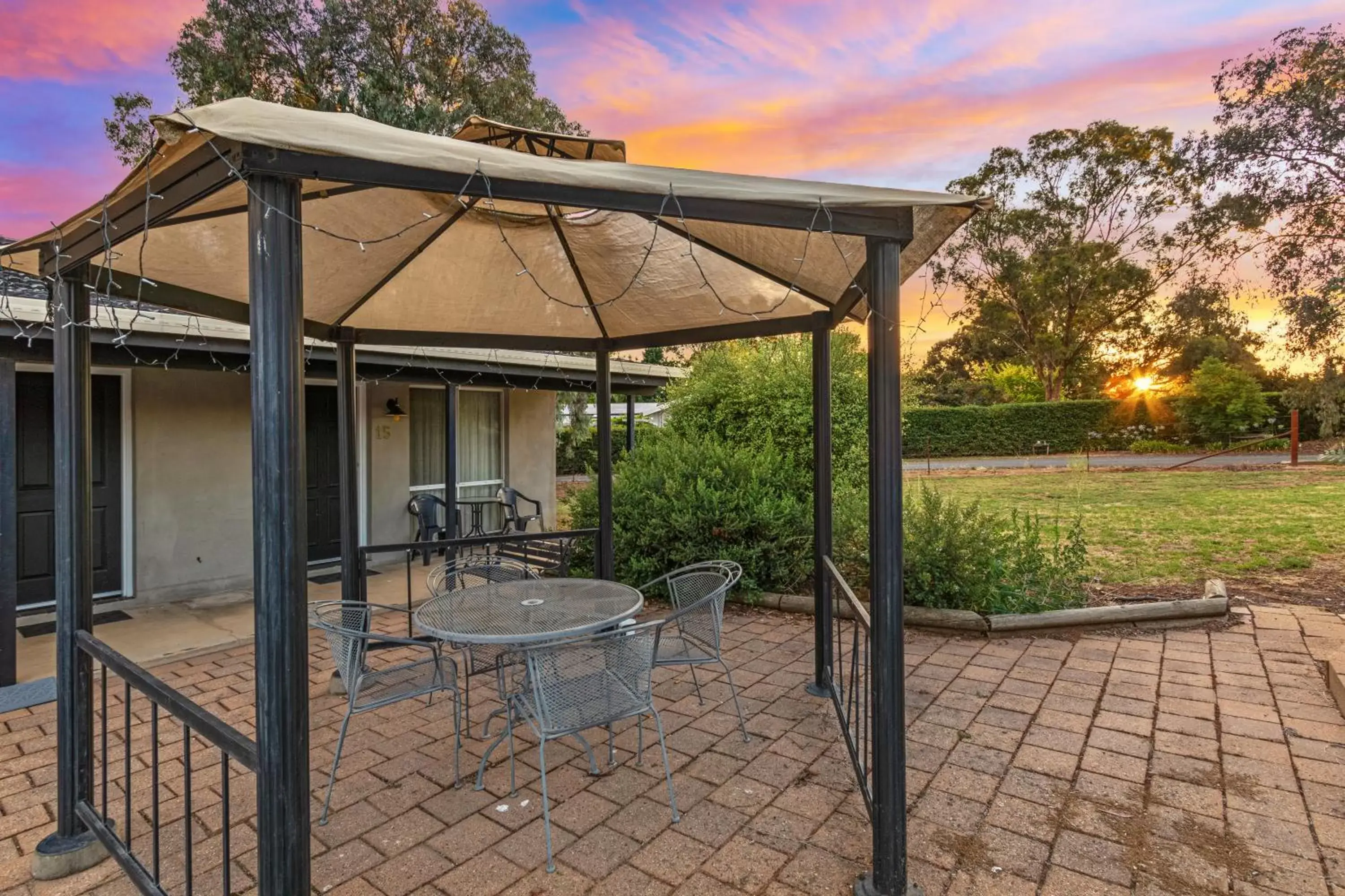 Patio in Burringa Garden Motel