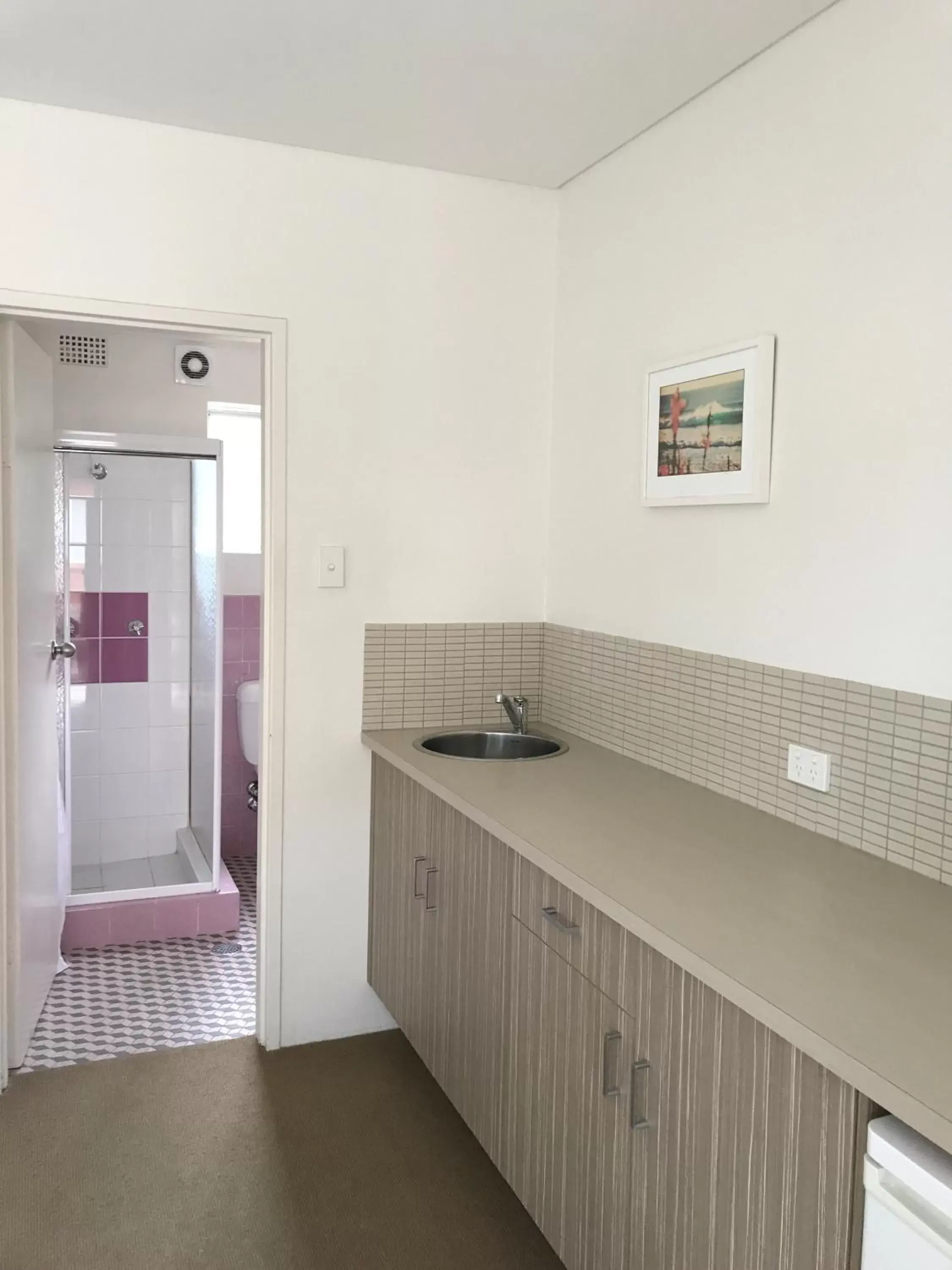 Bathroom, Kitchen/Kitchenette in Thirroul Beach Motel
