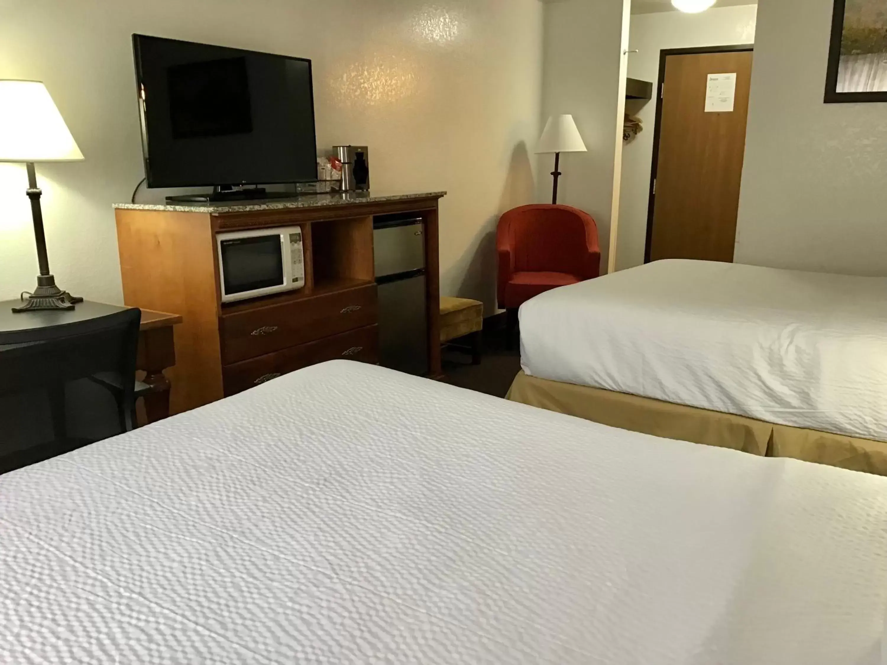 TV and multimedia, Bed in Ramada by Wyndham Helena