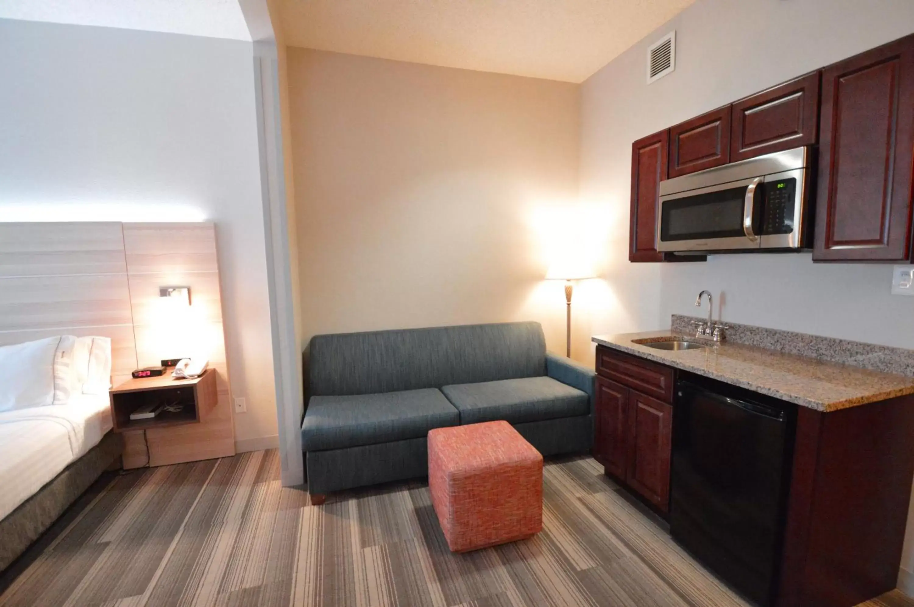 Photo of the whole room, Kitchen/Kitchenette in Holiday Inn Express Toledo-Oregon, an IHG Hotel