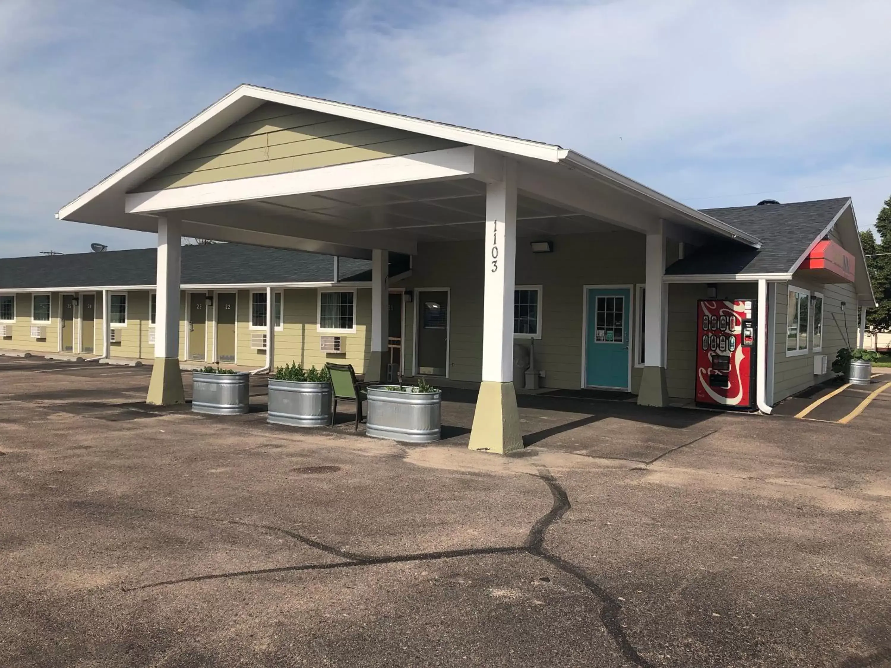 Property Building in Economy Inn McCook