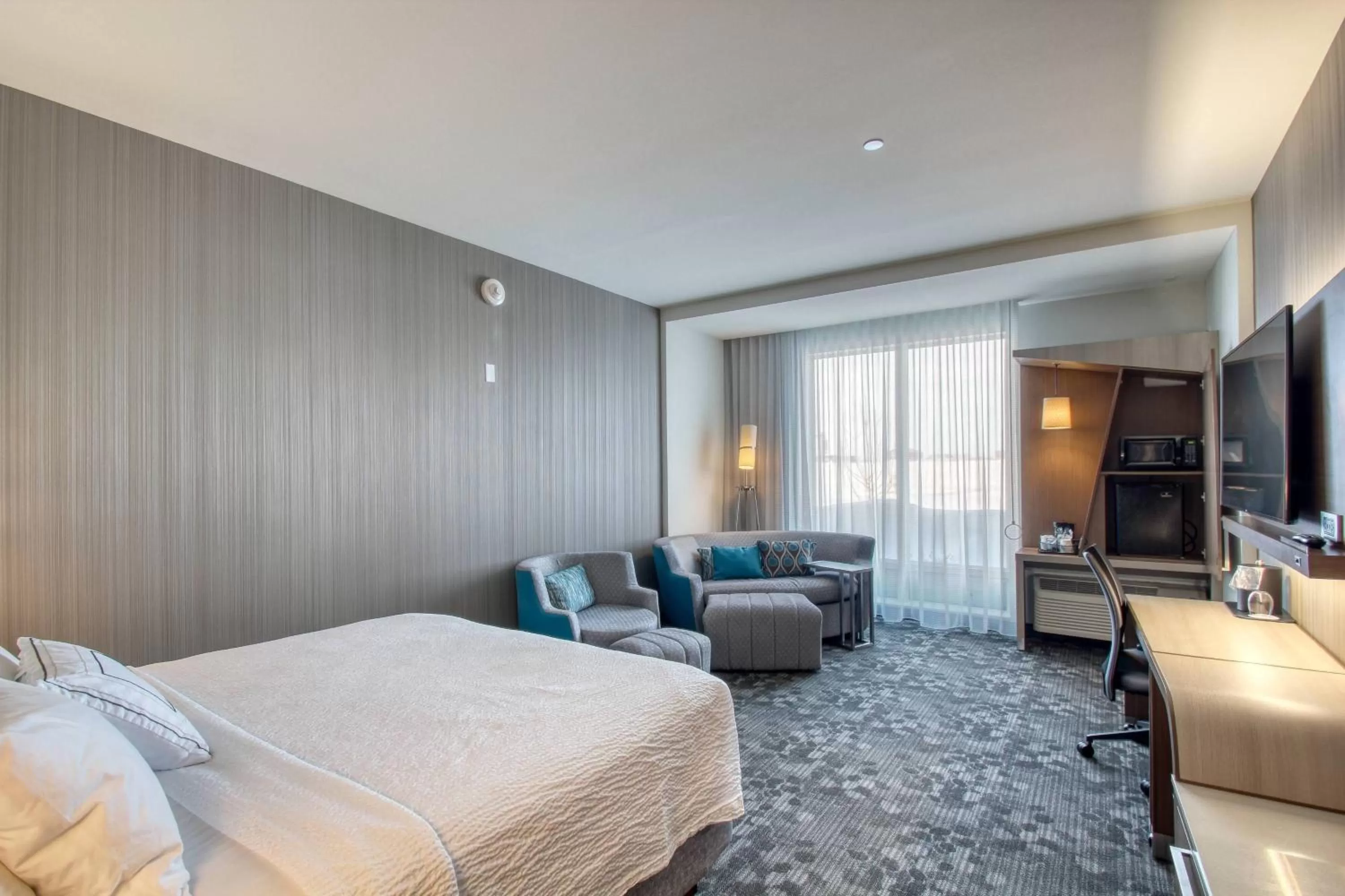 Photo of the whole room, Bed in Courtyard by Marriott Fargo