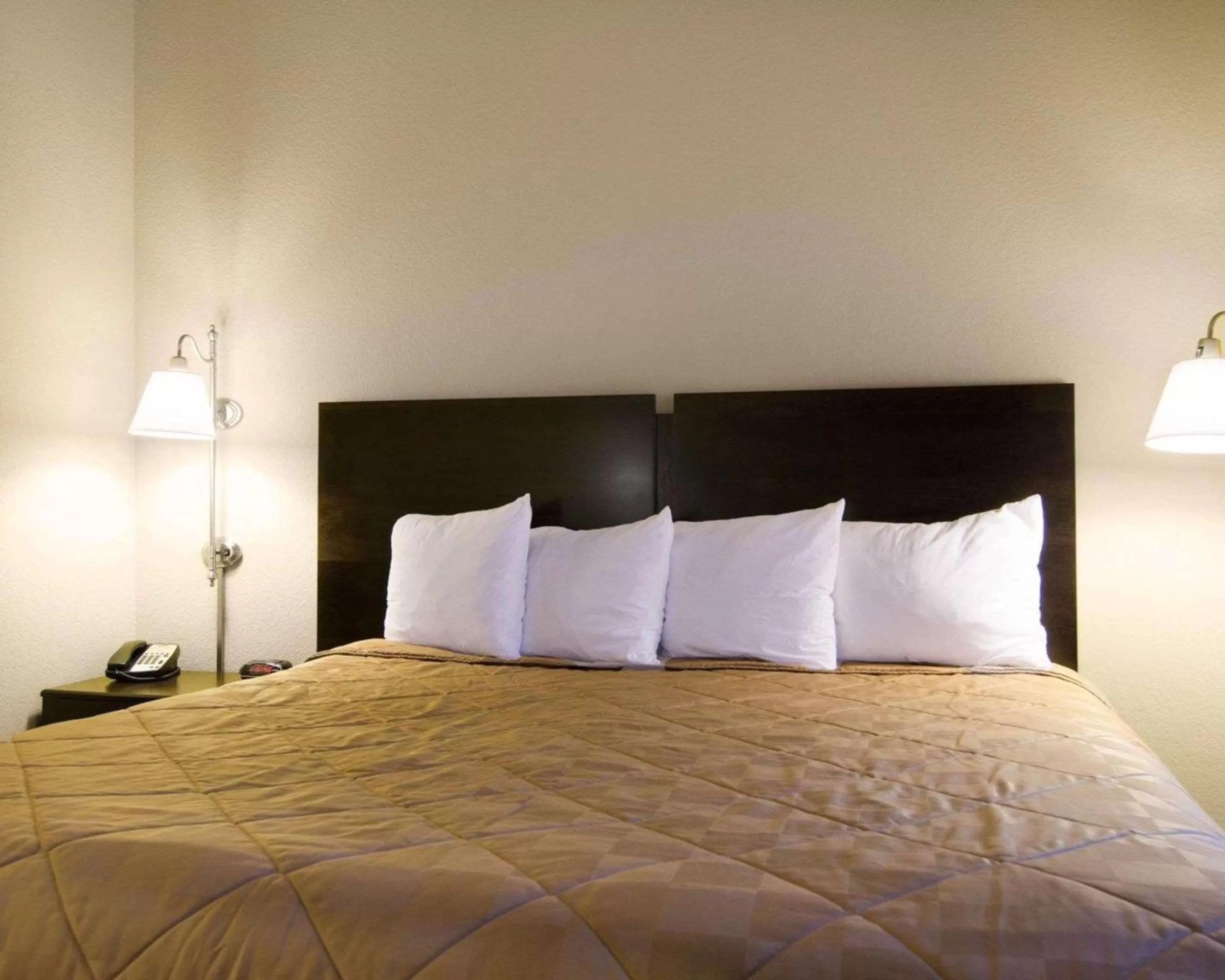 Photo of the whole room, Bed in Affordable Suites of America Rogers - Bentonville