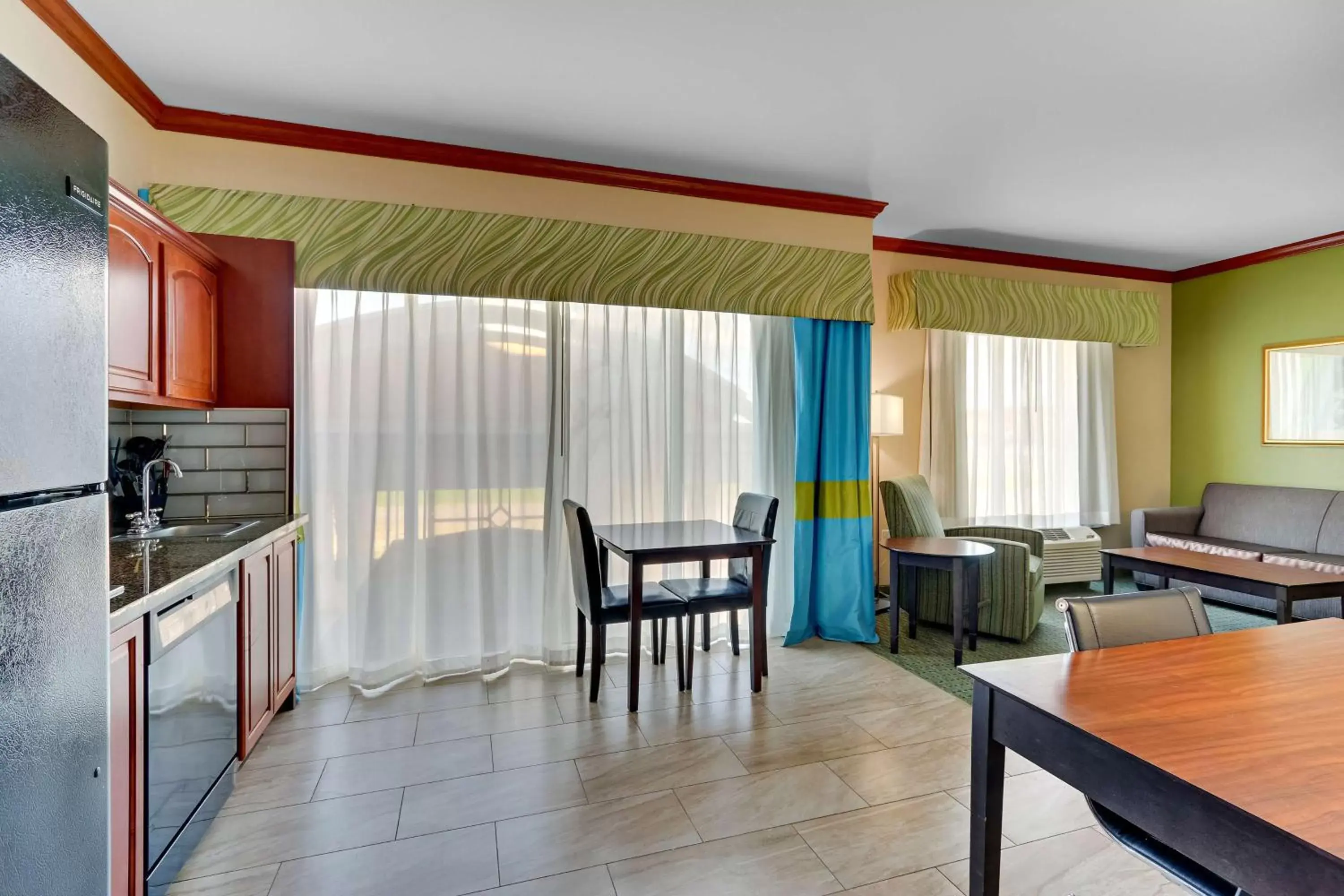 Bedroom, Dining Area in Best Western Plus Woodway Waco South Inn & Suites
