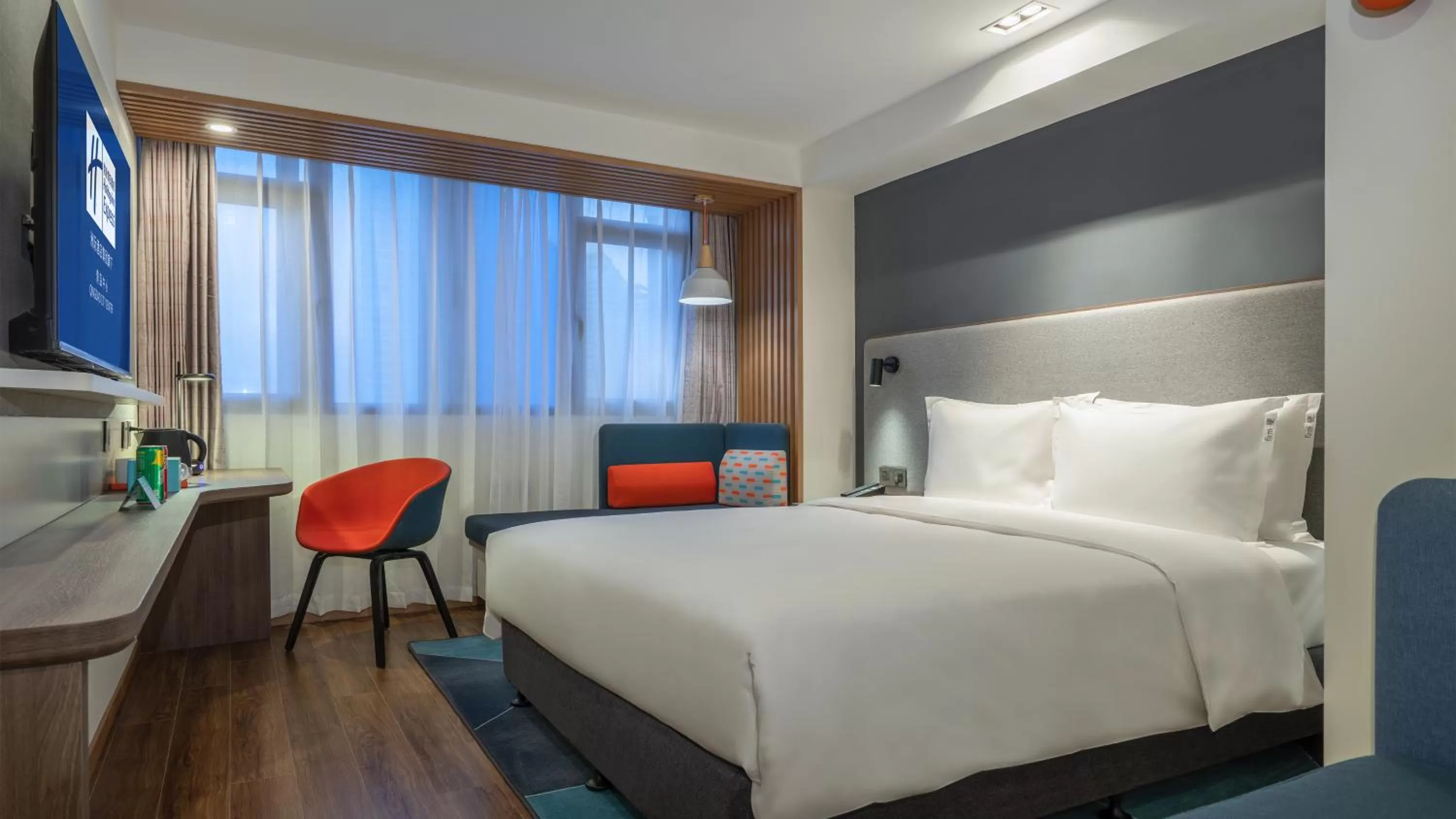 Photo of the whole room, Bed in Holiday Inn Express Qingdao City Center by IHG