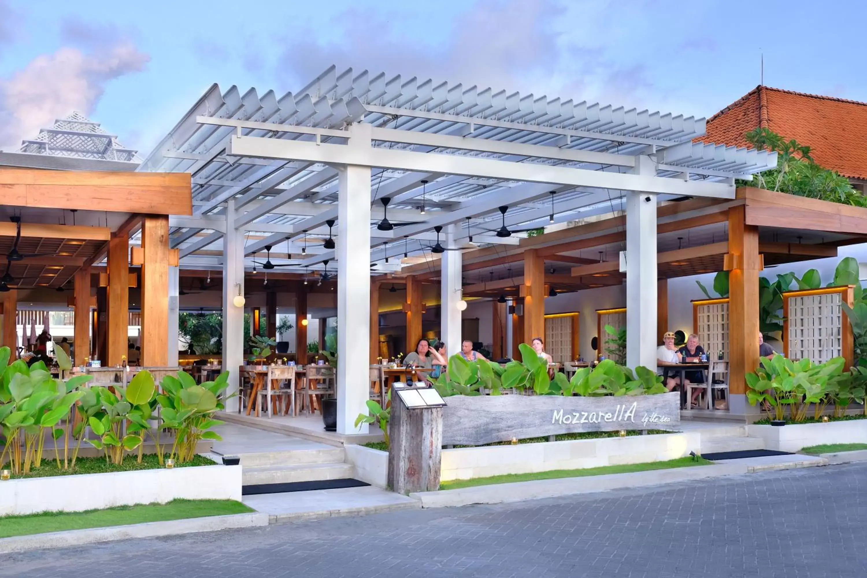Restaurant/places to eat in The Bandha Hotel & Suites
