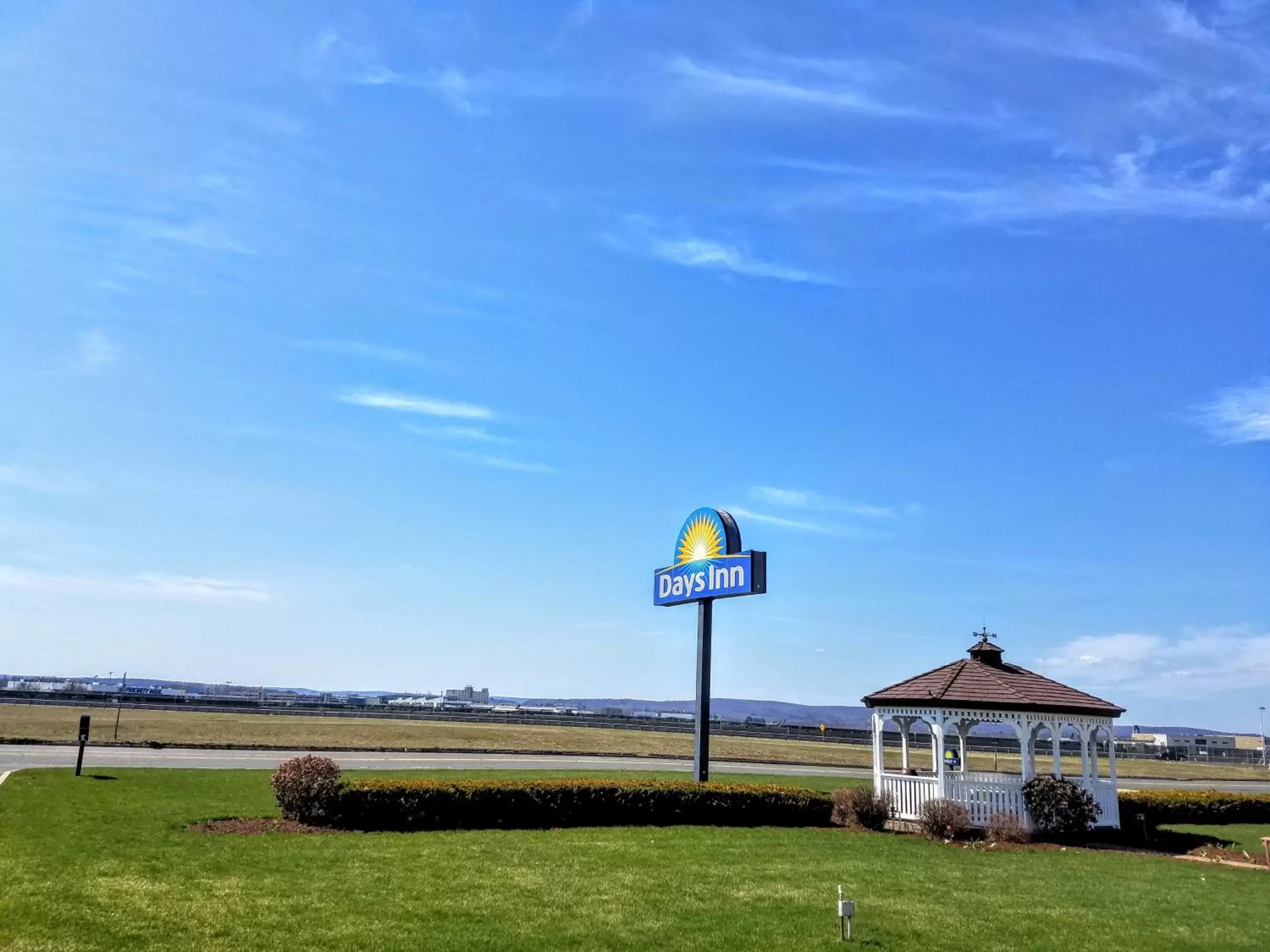 Facade/entrance in Days Inn by Wyndham Windsor Locks / Bradley Intl Airport