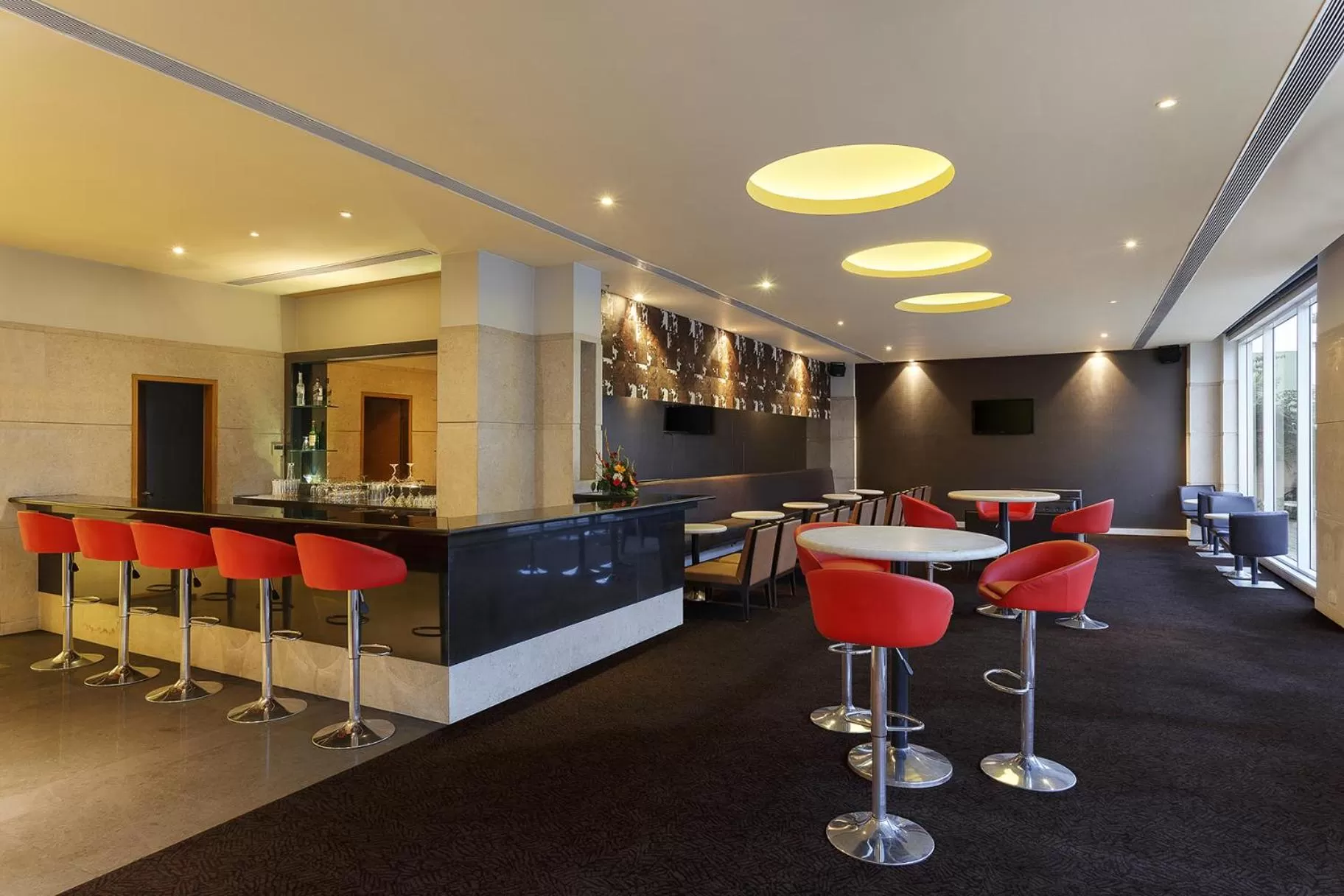 Lounge or bar in Hometel Roorkee