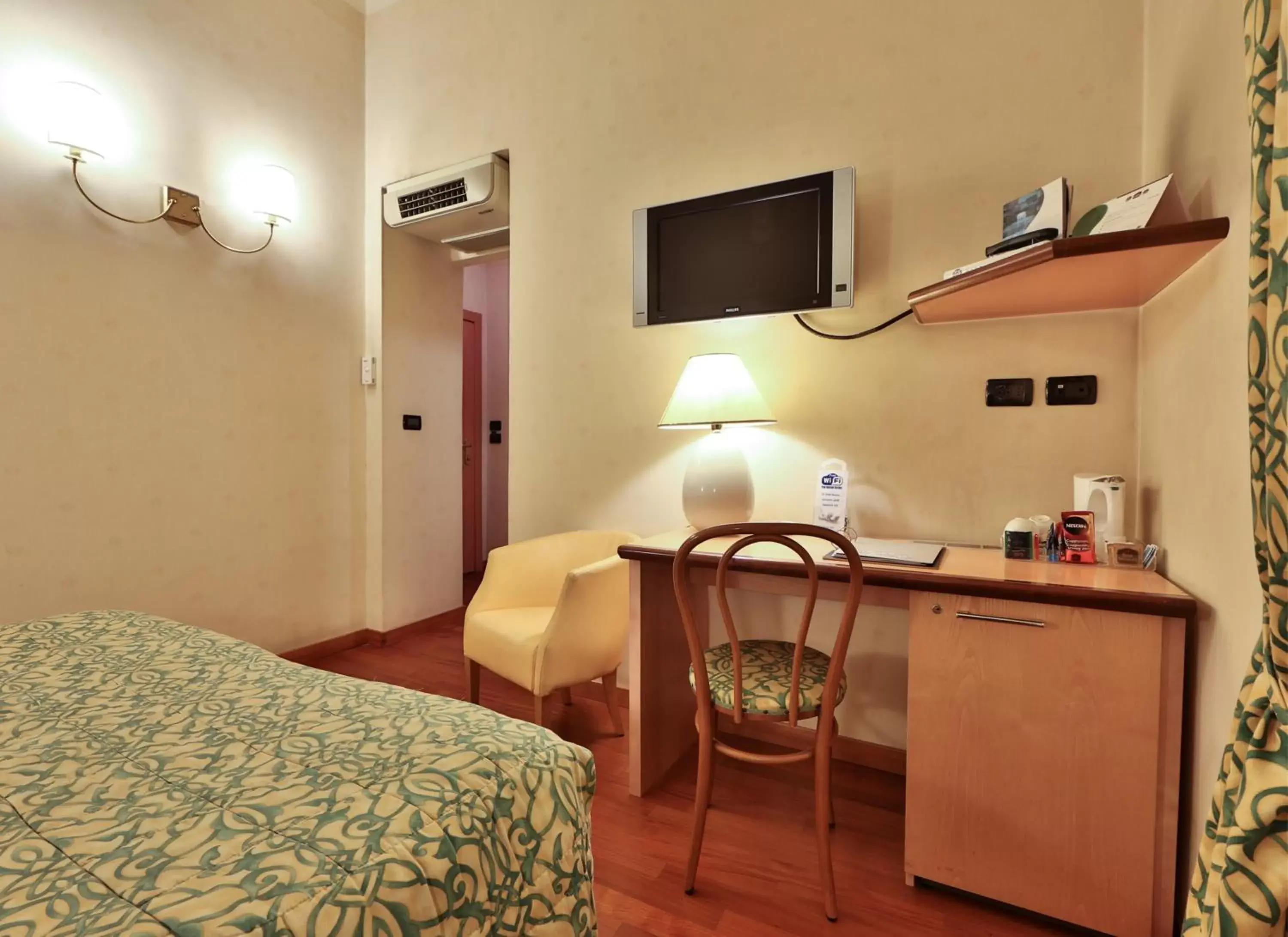 Bed, TV/Entertainment Center in Best Western Plus Hotel Genova