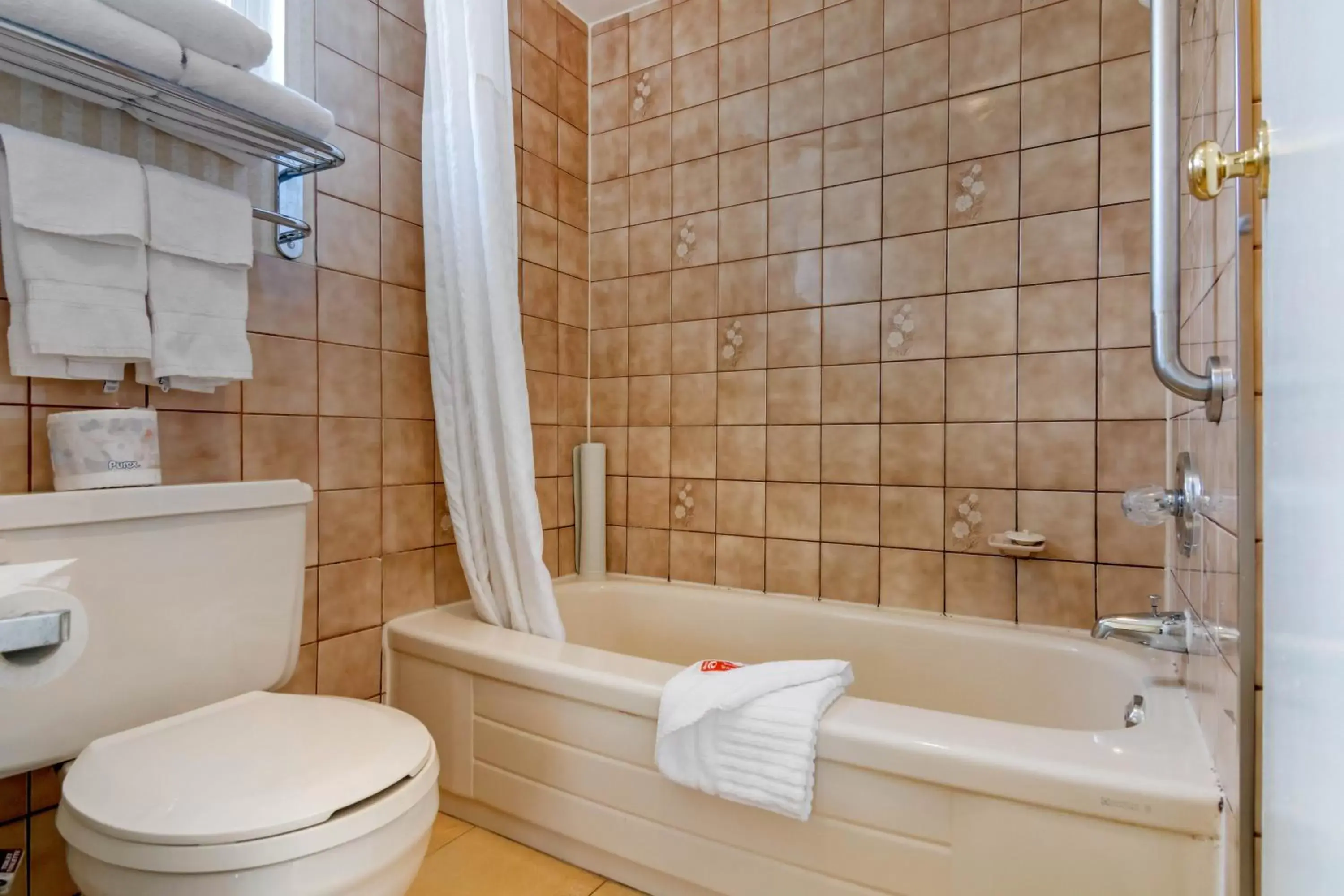 Bathroom in Econo Lodge Inn & Suites - North Vancouver