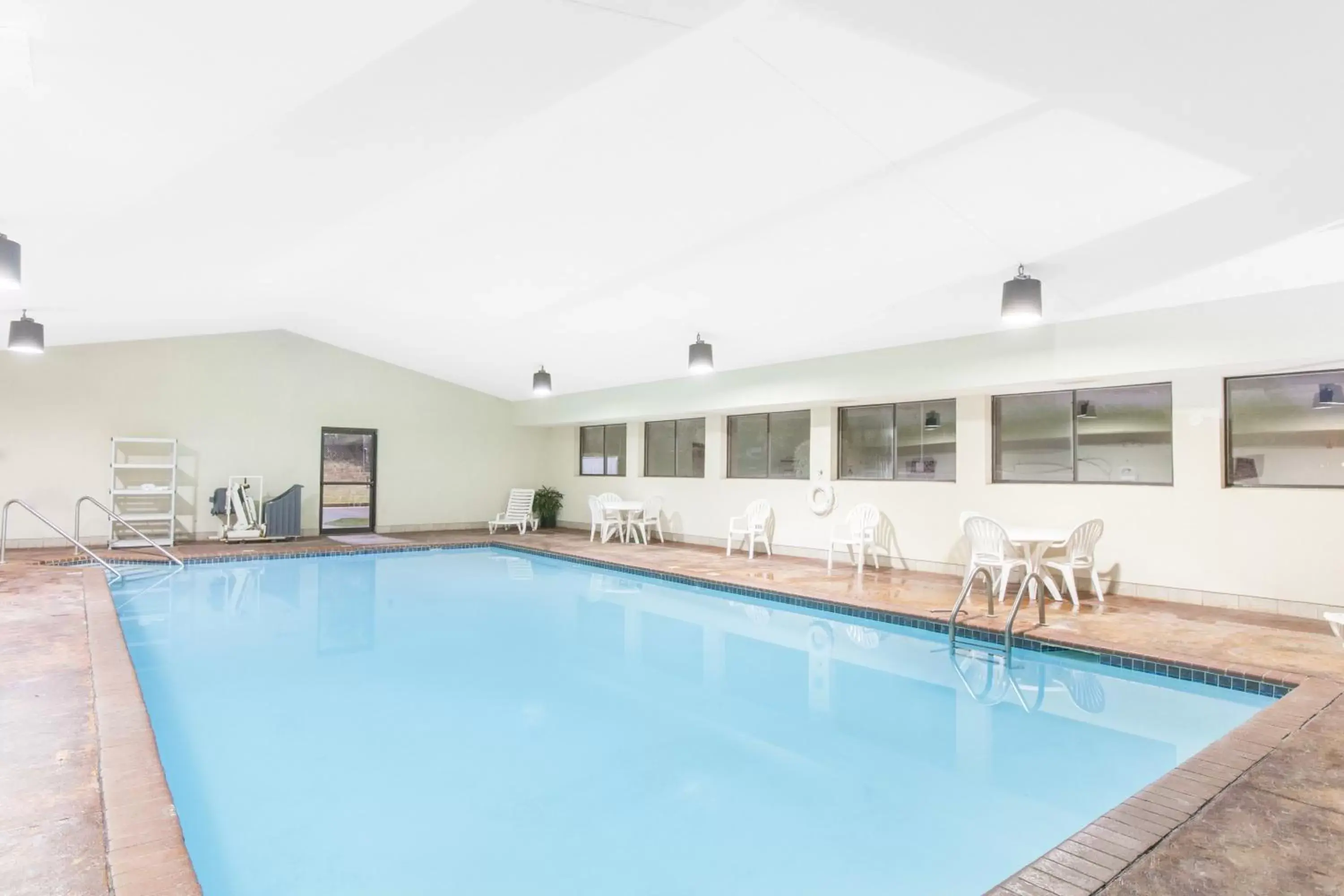 Swimming Pool in Hawthorn Suites Midwest City