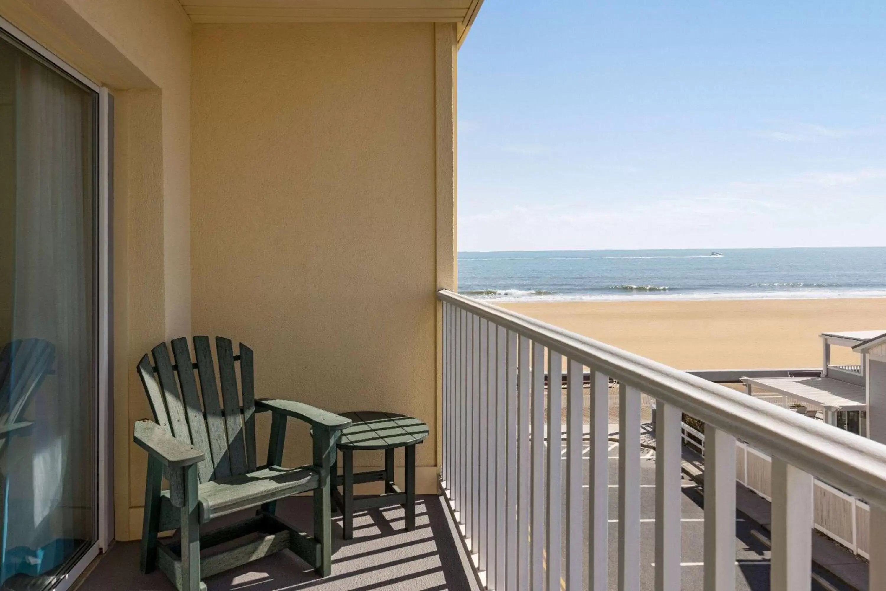 Photo of the whole room, Balcony/Terrace in Howard Johnson by Wyndham Ocean City Oceanfront