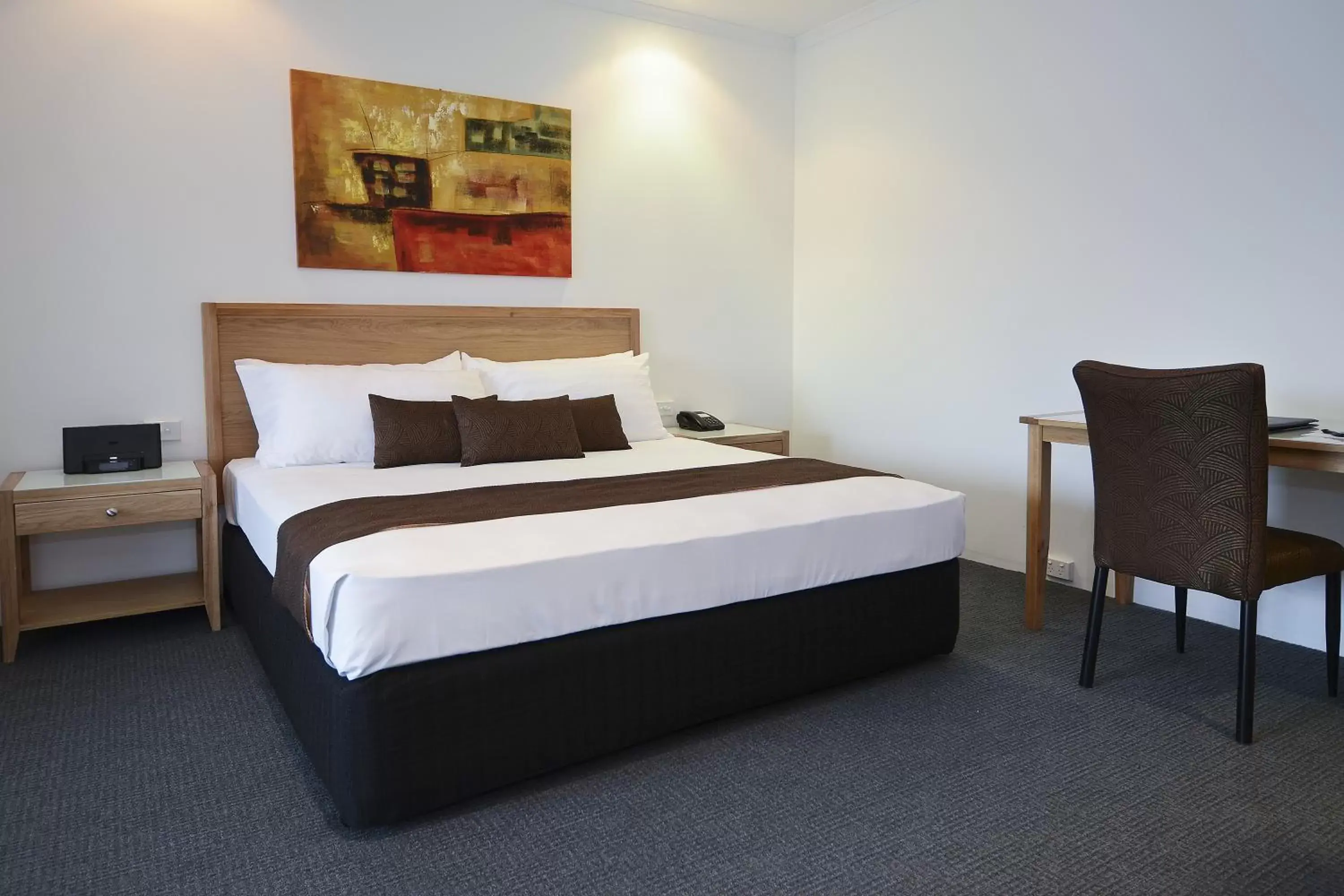 Bed in BEST WESTERN Geelong Motor Inn & Serviced Apartments