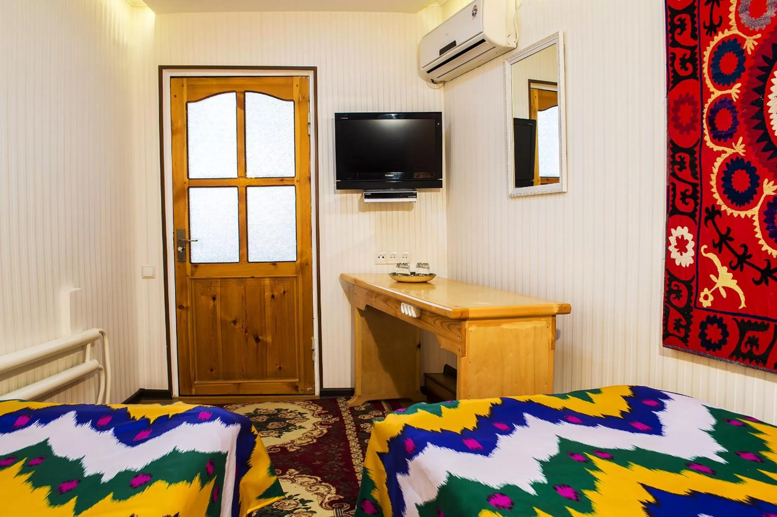 Communal lounge/ TV room, Bed in Jahongir