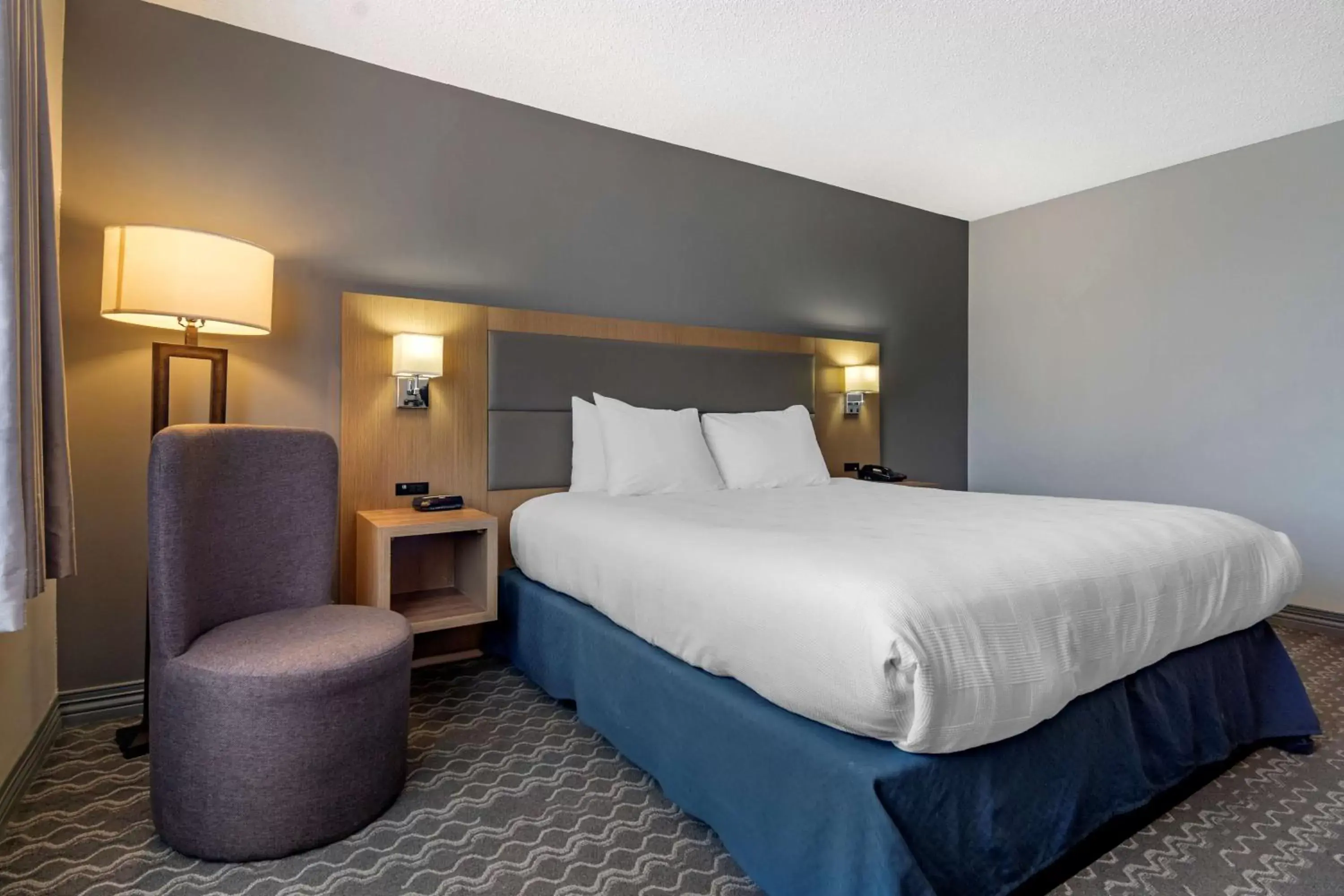 Bedroom, Bed in Best Western Plus Vancouver Airport Hotel Bedroom, Bed in Best Western Plus Vancouver Airport Hotel