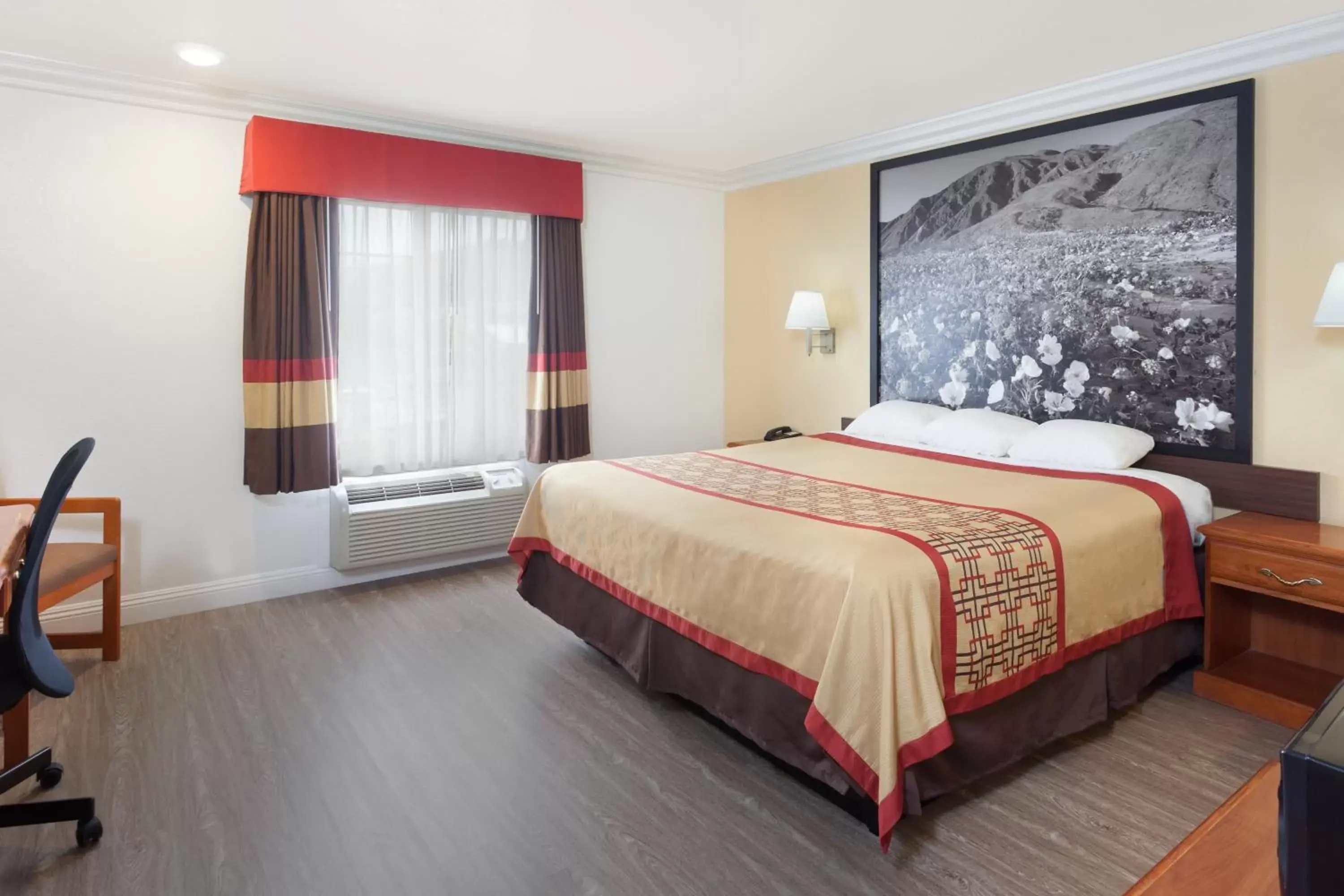 Bedroom, Bed in Super 8 by Wyndham Santa Clarita/Valencia