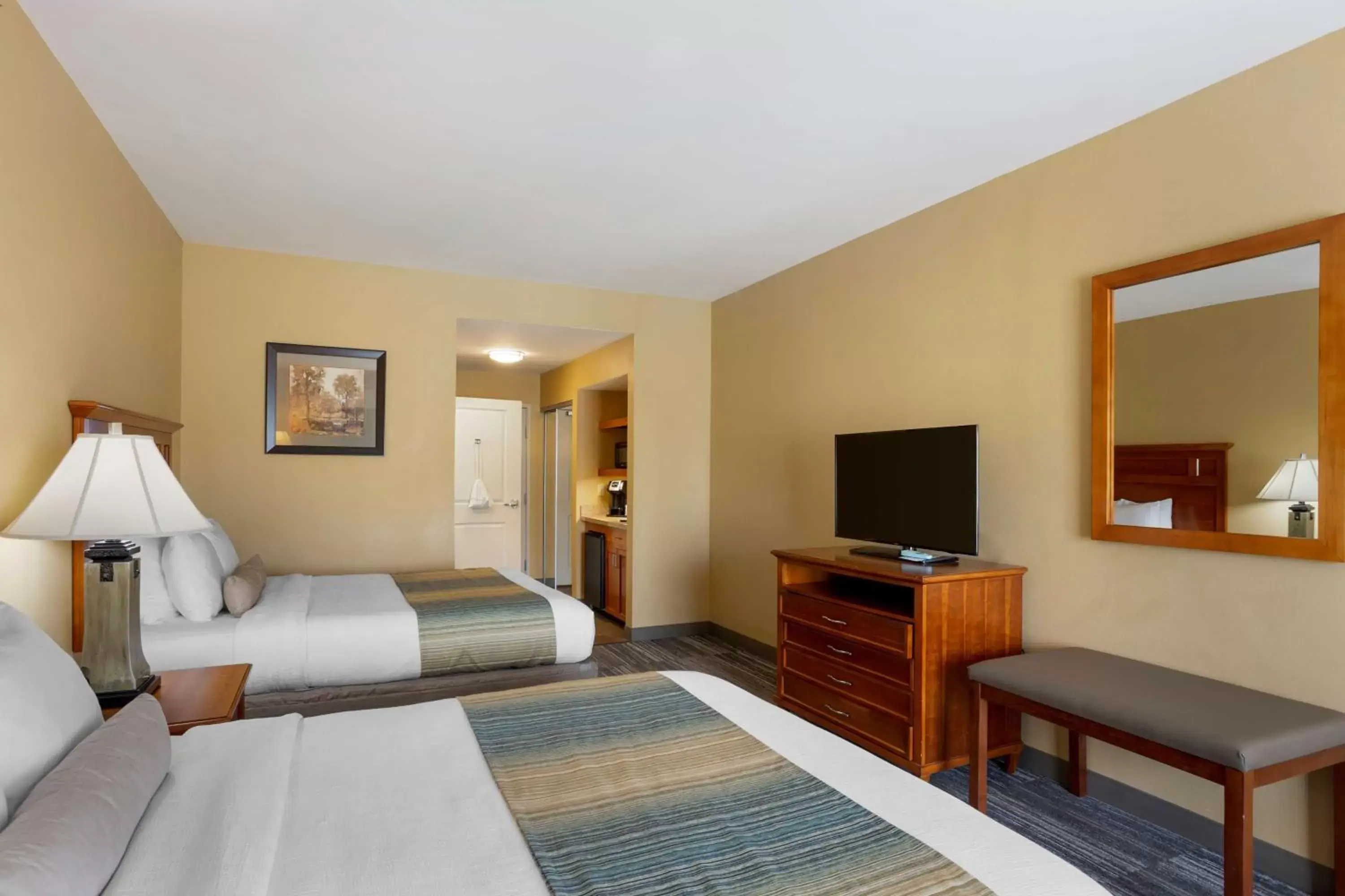 Bedroom, TV/Entertainment Center in Best Western PLUS University Park Inn & Suites