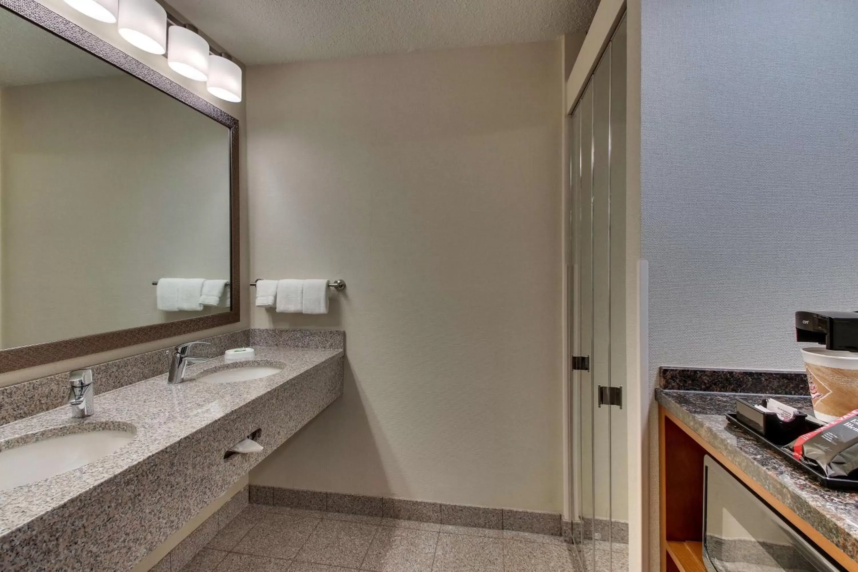 Bathroom in Pear Tree Inn St. Louis Airport
