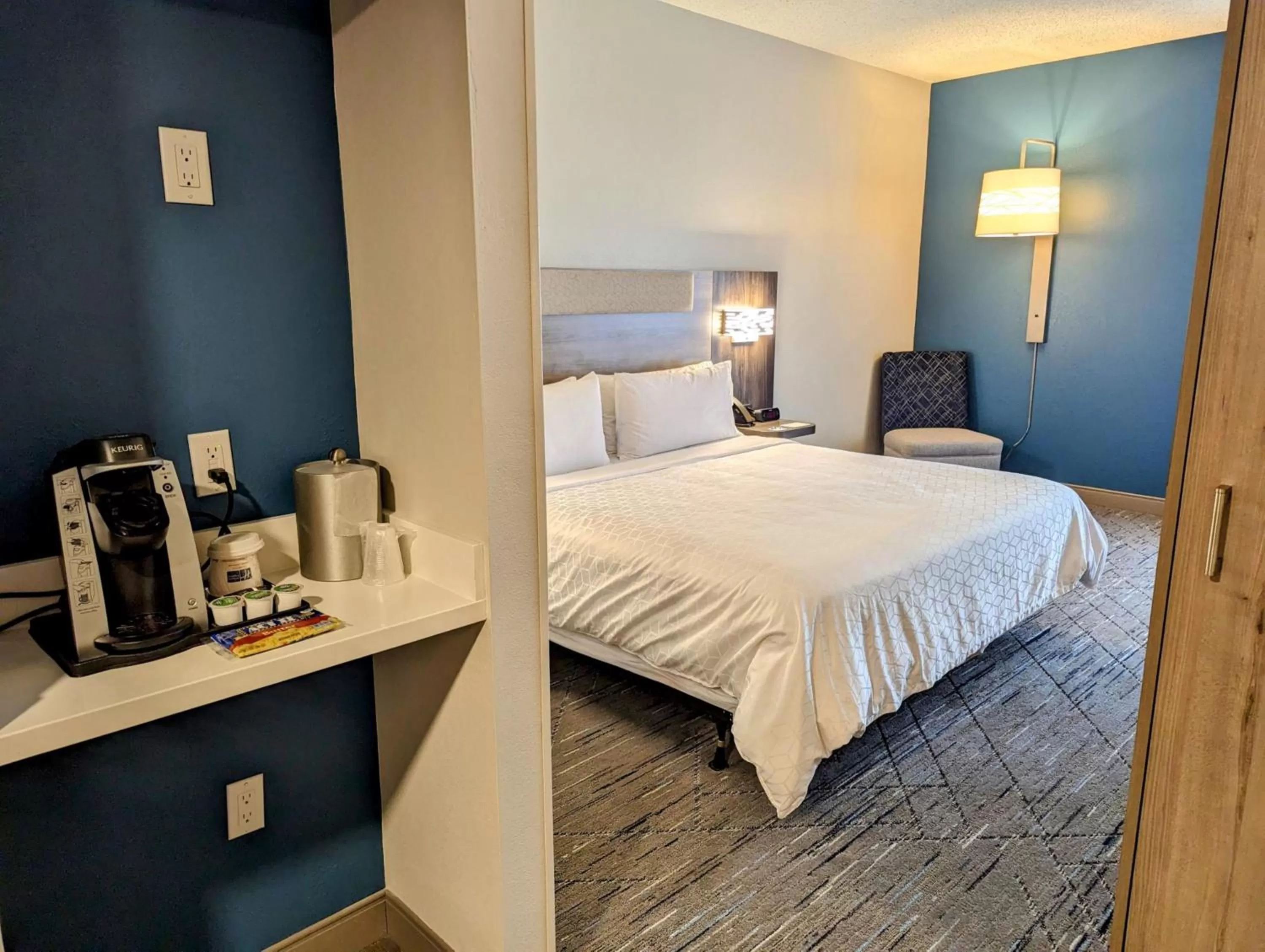 Photo of the whole room, Bed in Holiday Inn Express Indianapolis Airport by IHG