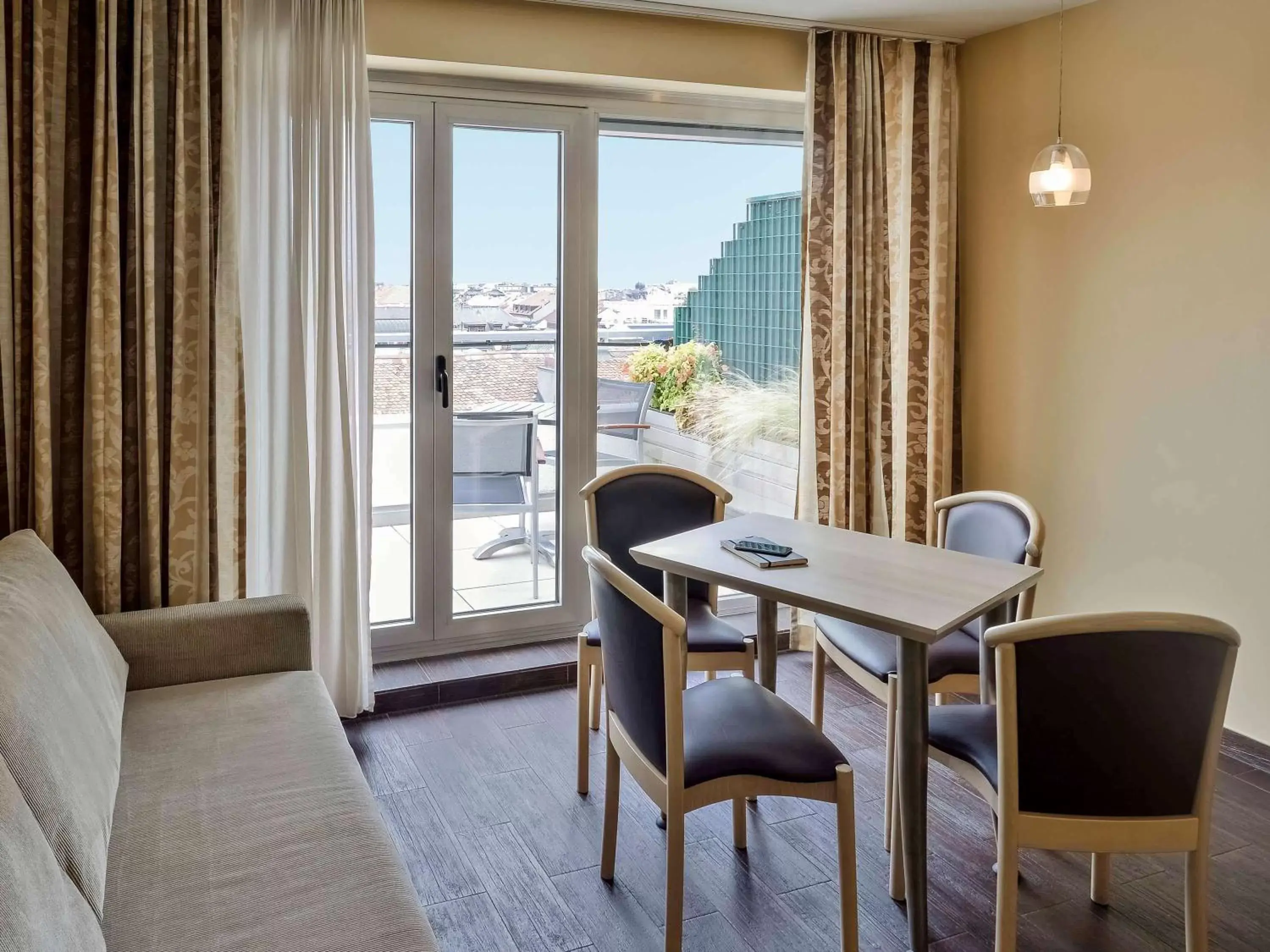 Photo of the whole room, Dining Area in Aparthotel Adagio Genève Mont-Blanc