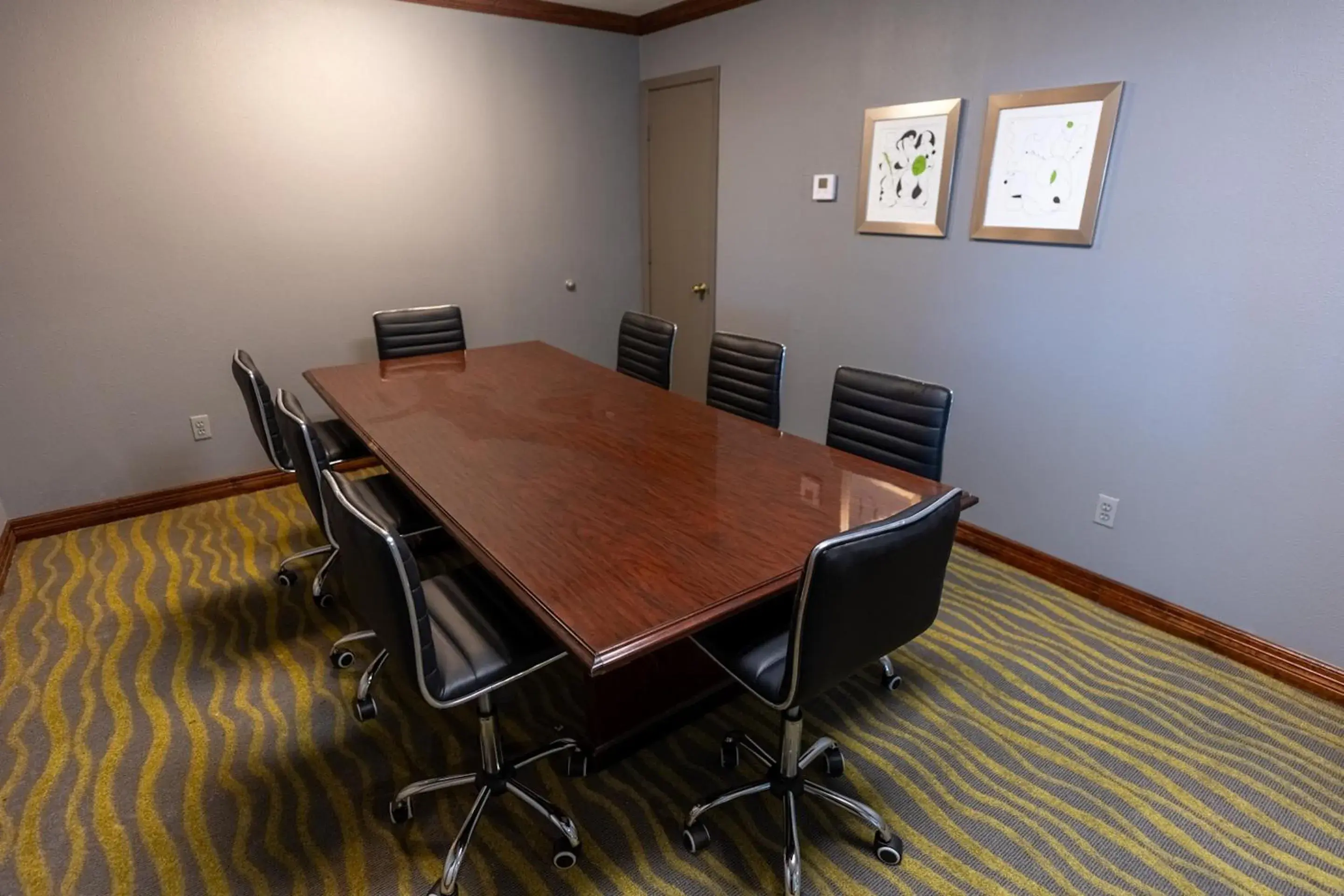 Meeting/conference room, Dining Area in Red Roof Inn & Suites Irving - DFW Airport South