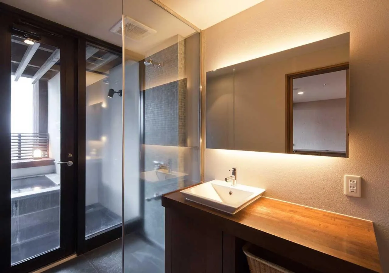 Photo of the whole room in Aura Tachibana