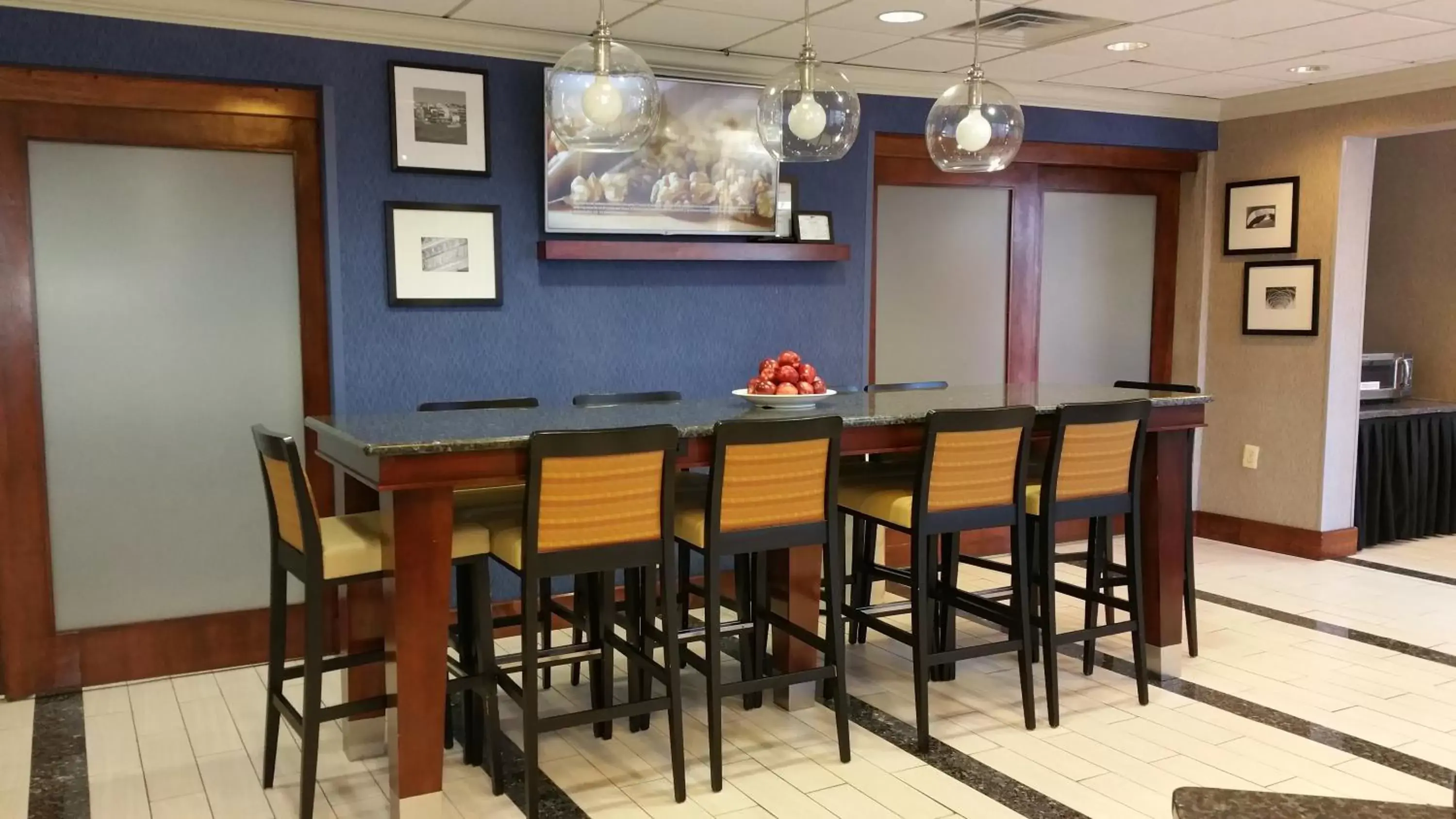 Lounge or bar in Wingate by Wyndham Springfield Lounge or bar in Wingate by Wyndham Springfield