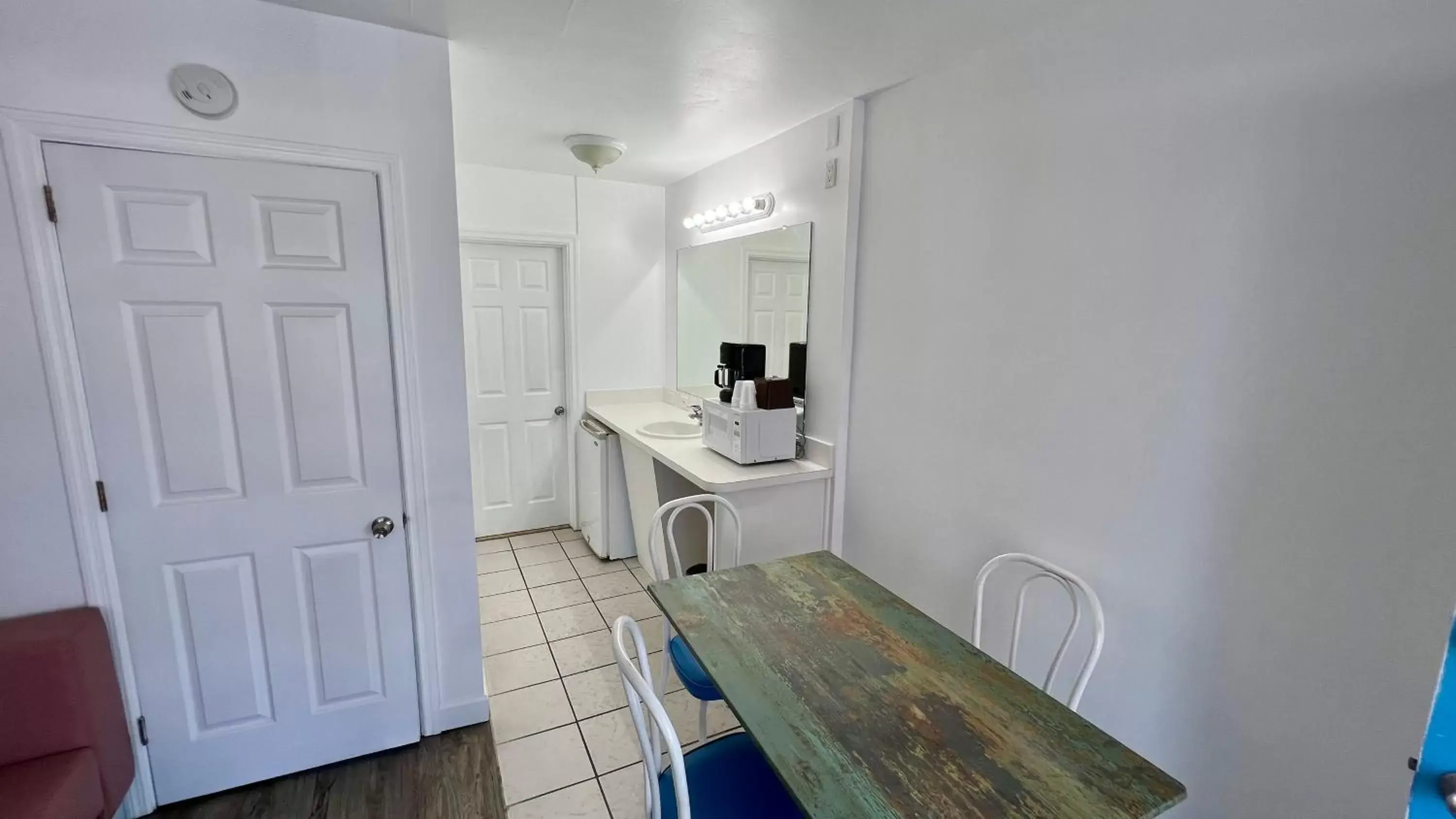 Dining area, Bathroom in Riviera Resort & Suites