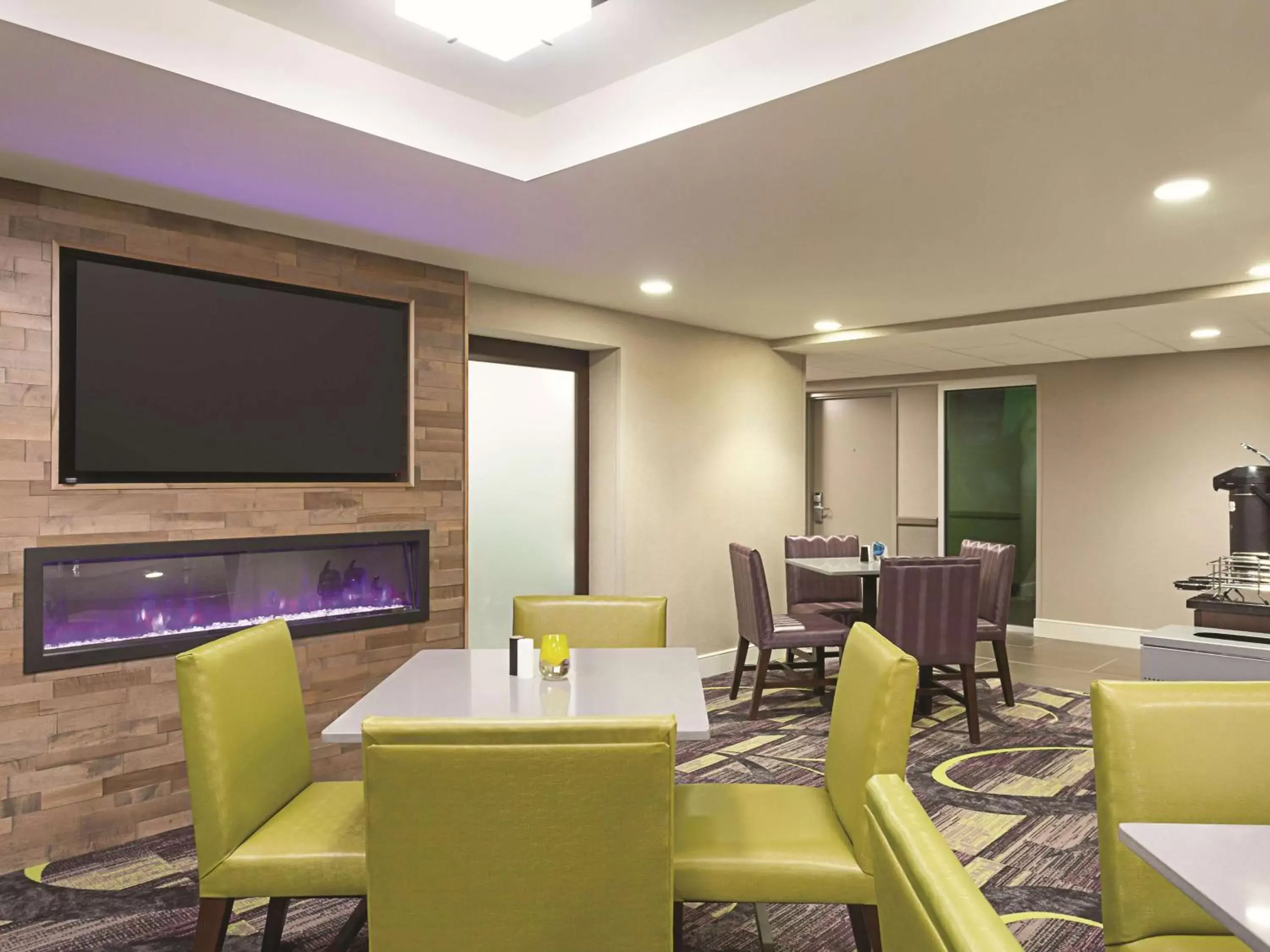 Restaurant/places to eat, TV/Entertainment Center in La Quinta by Wyndham Baltimore BWI Airport