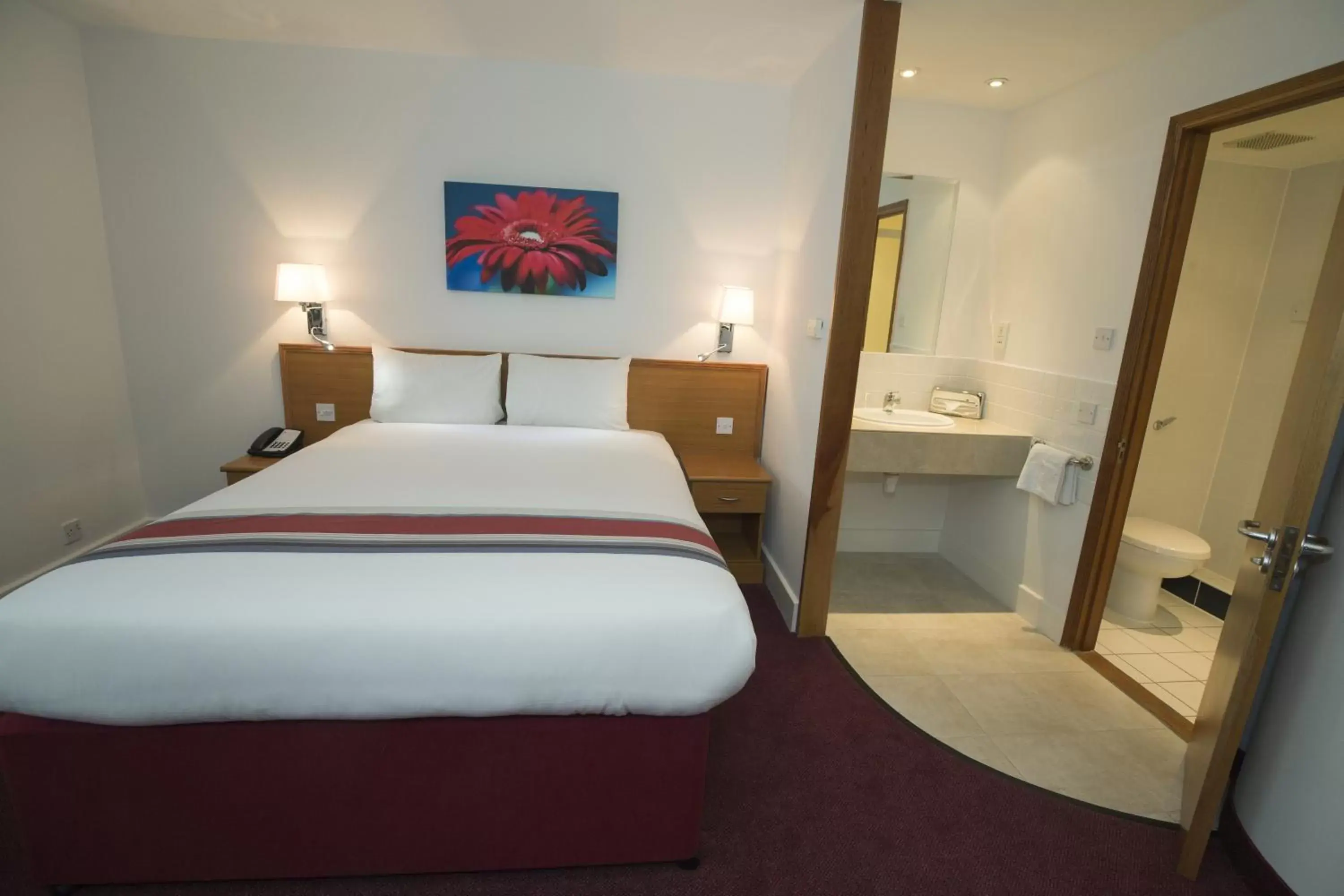 Photo of the whole room, Bed in Ramada Cambridge Photo of the whole room, Bed in Ramada Cambridge