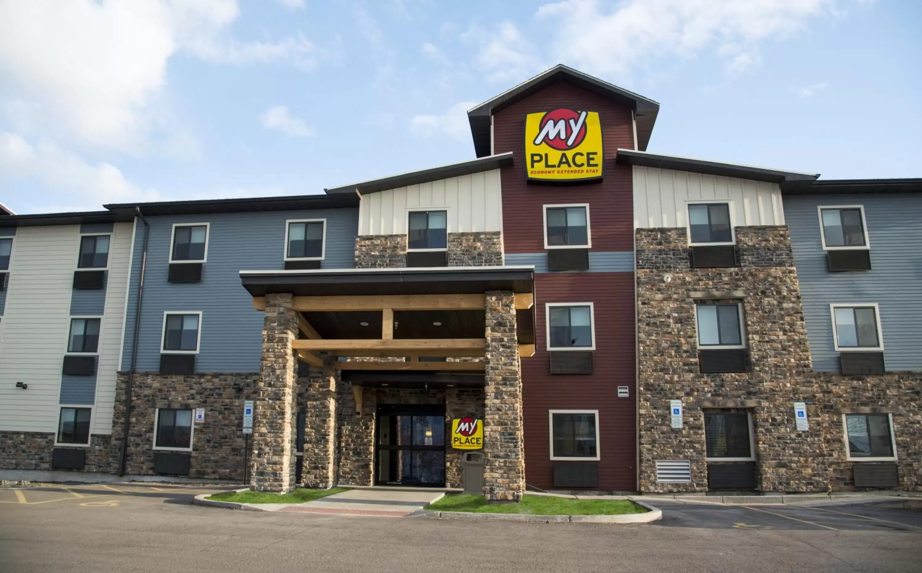 Facade/entrance, Property Building in My Place Hotel - Sioux Falls, SD