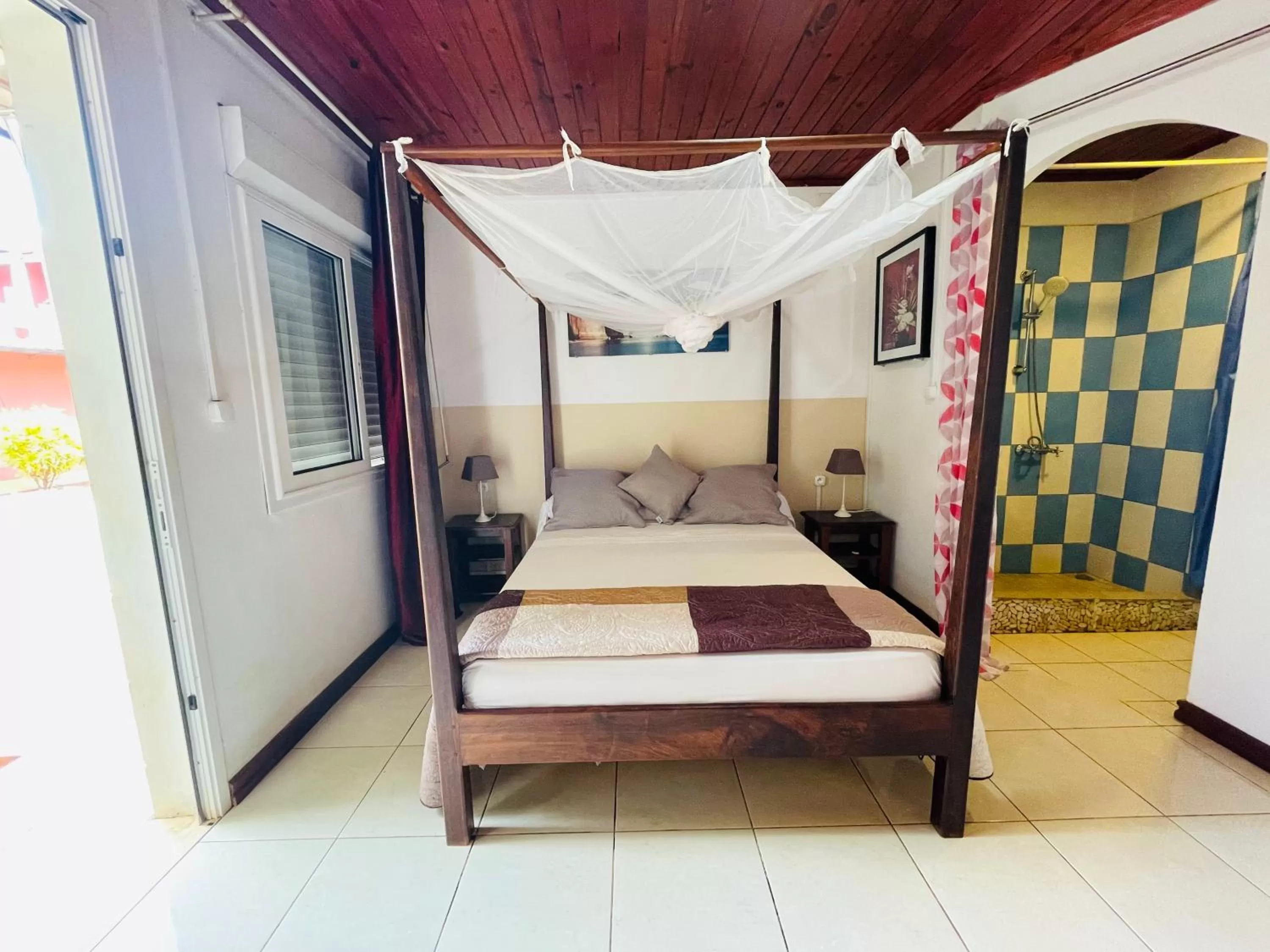 Bed in Régina Lodge Diégo Suarez Madagascar