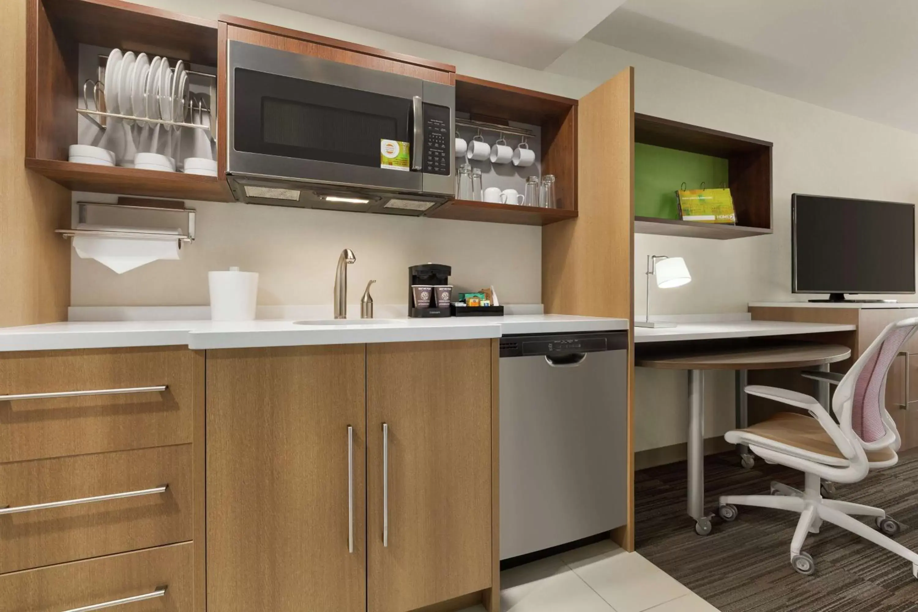 Bedroom, Kitchen/Kitchenette in Home2 Suites By Hilton Portland Airport