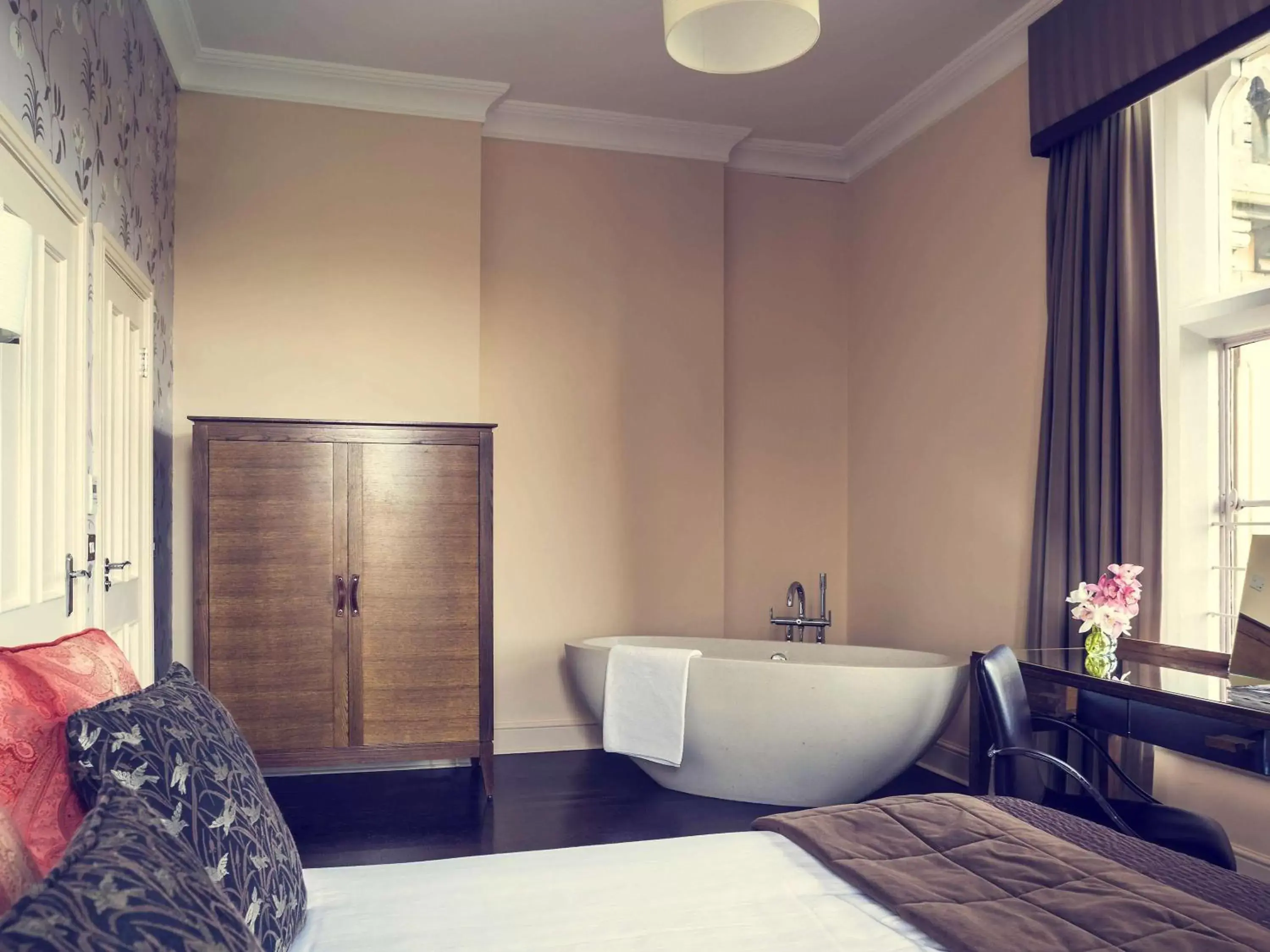 Suite in Mercure Warwickshire Walton Hall Hotel & Spa