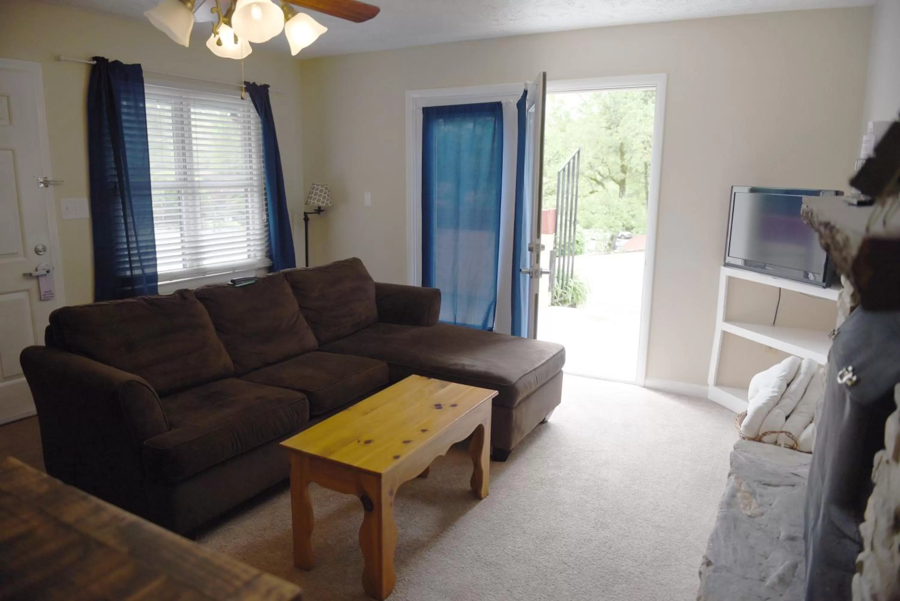 TV and multimedia in Heidi Motel - Helen