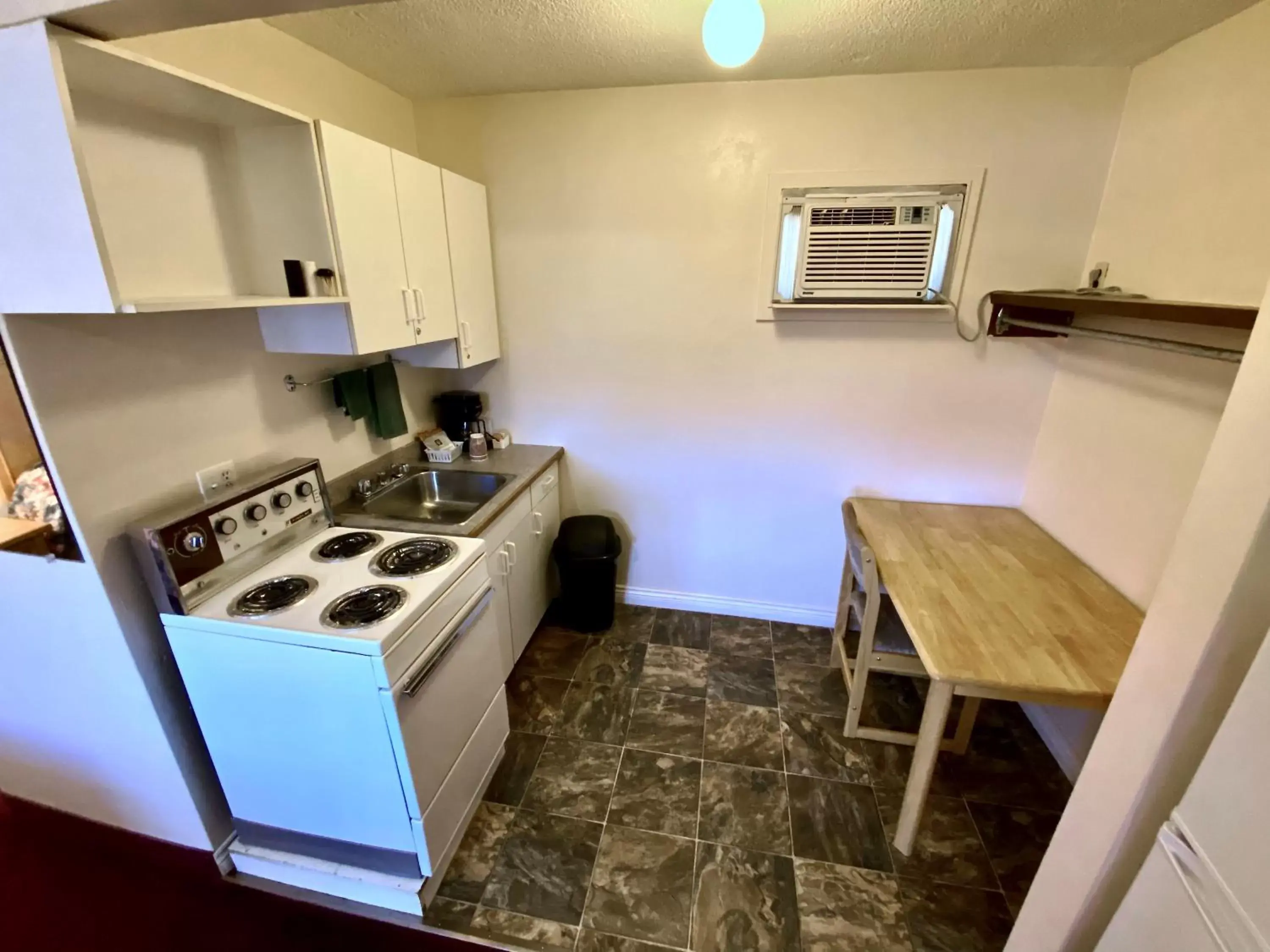 Kitchen/Kitchenette in Silver Star Motel