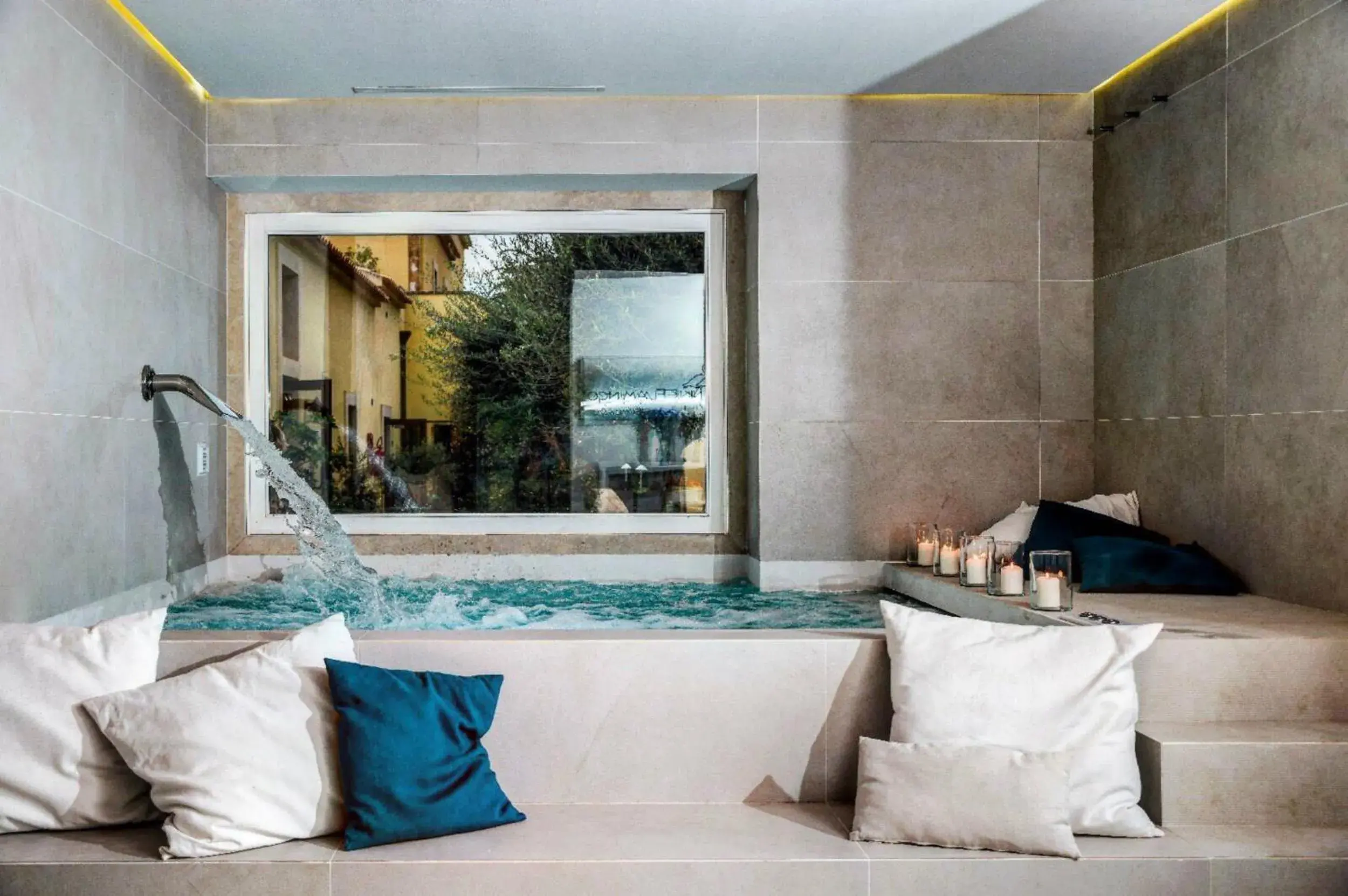 Hot Tub, Swimming Pool in Hotel Caiammari
