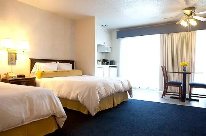 Bed in Coral Reef Inn & Condo Suites
