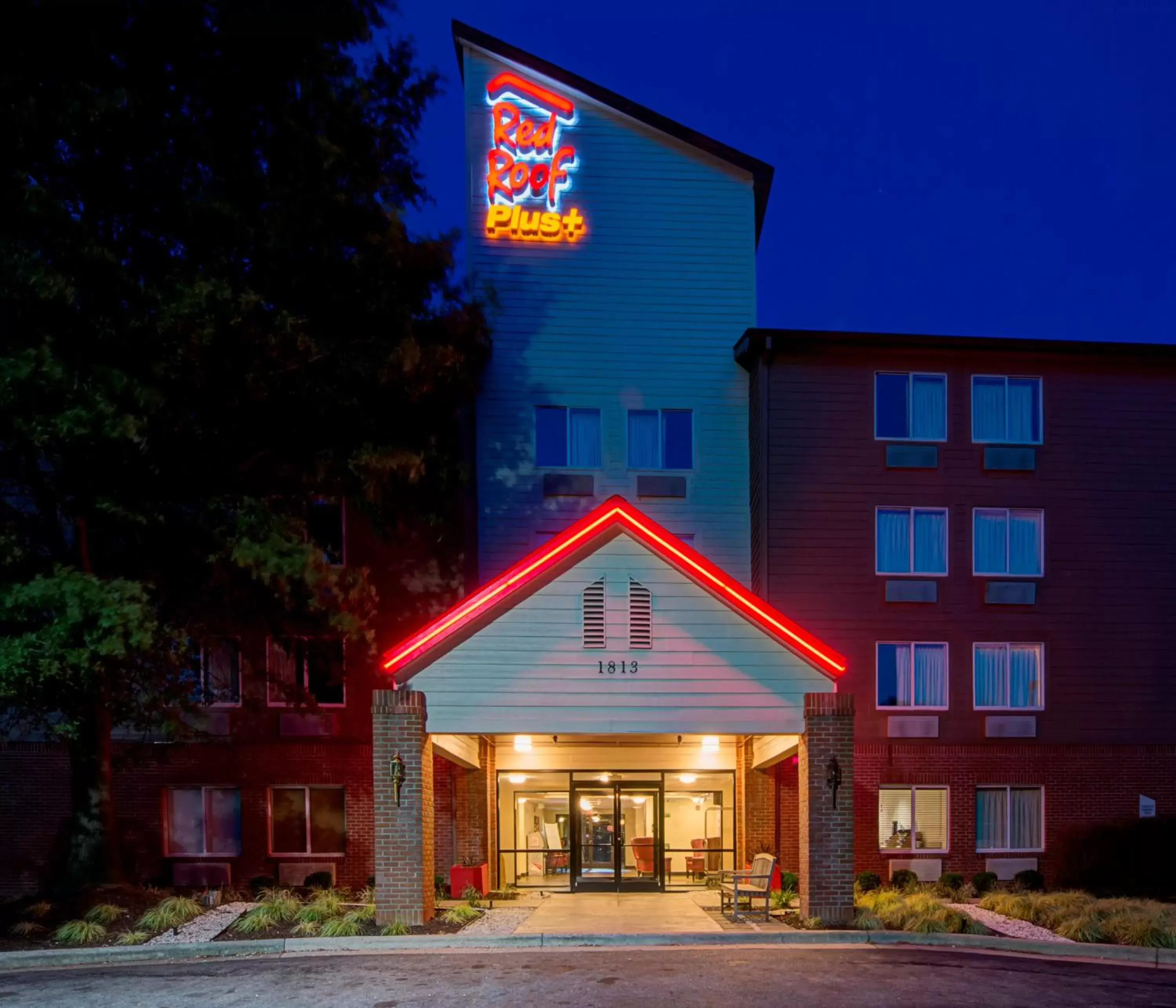 Property building in Red Roof Inn PLUS Raleigh Downtown NCSU Conv Center Property building in Red Roof Inn PLUS Raleigh Downtown NCSU Conv Center